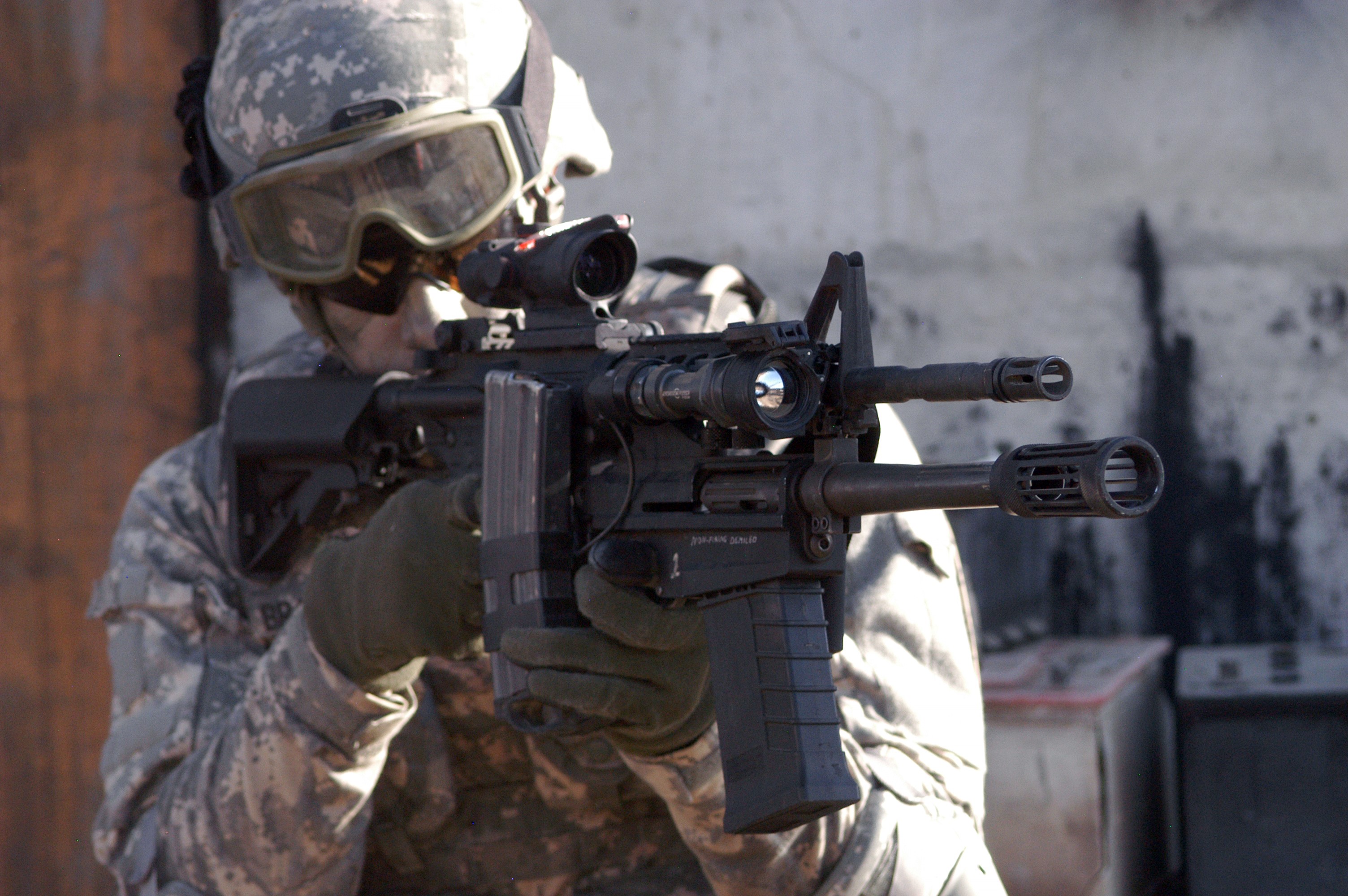 Soldier aiming assault rifle with scope HD Wallpaper