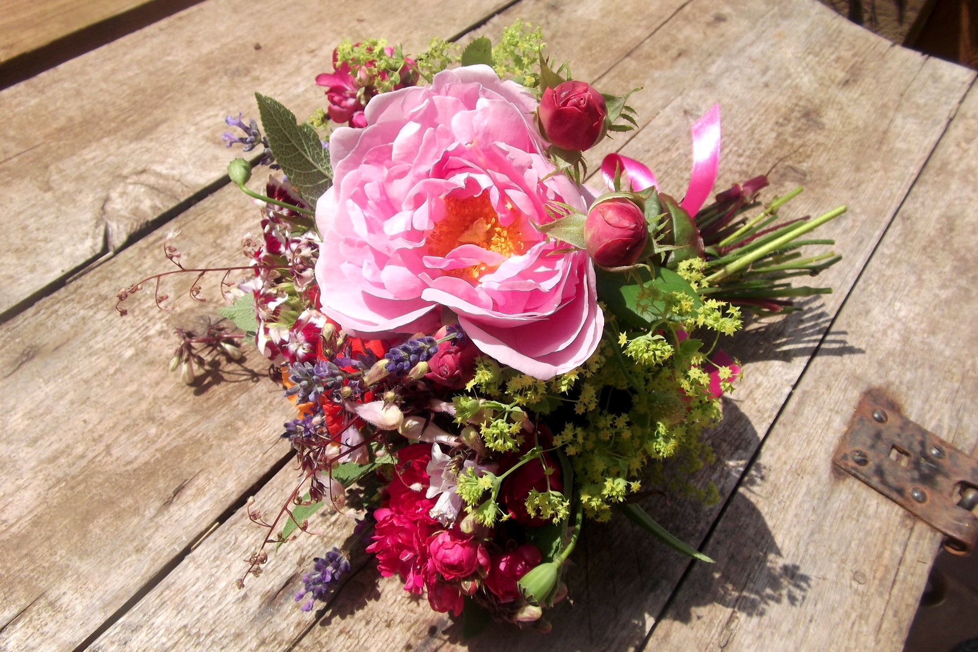 Bouquet of pink roses and lavender on a wooden table HD Wallpaper