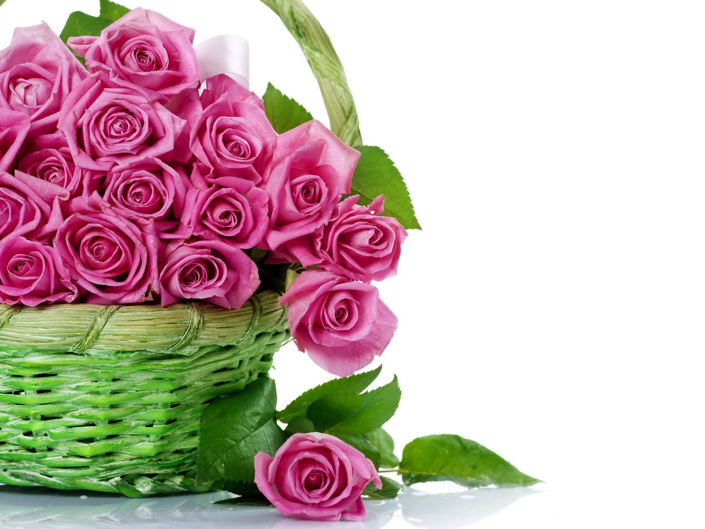 Pink roses in a green basket HD Wallpaper