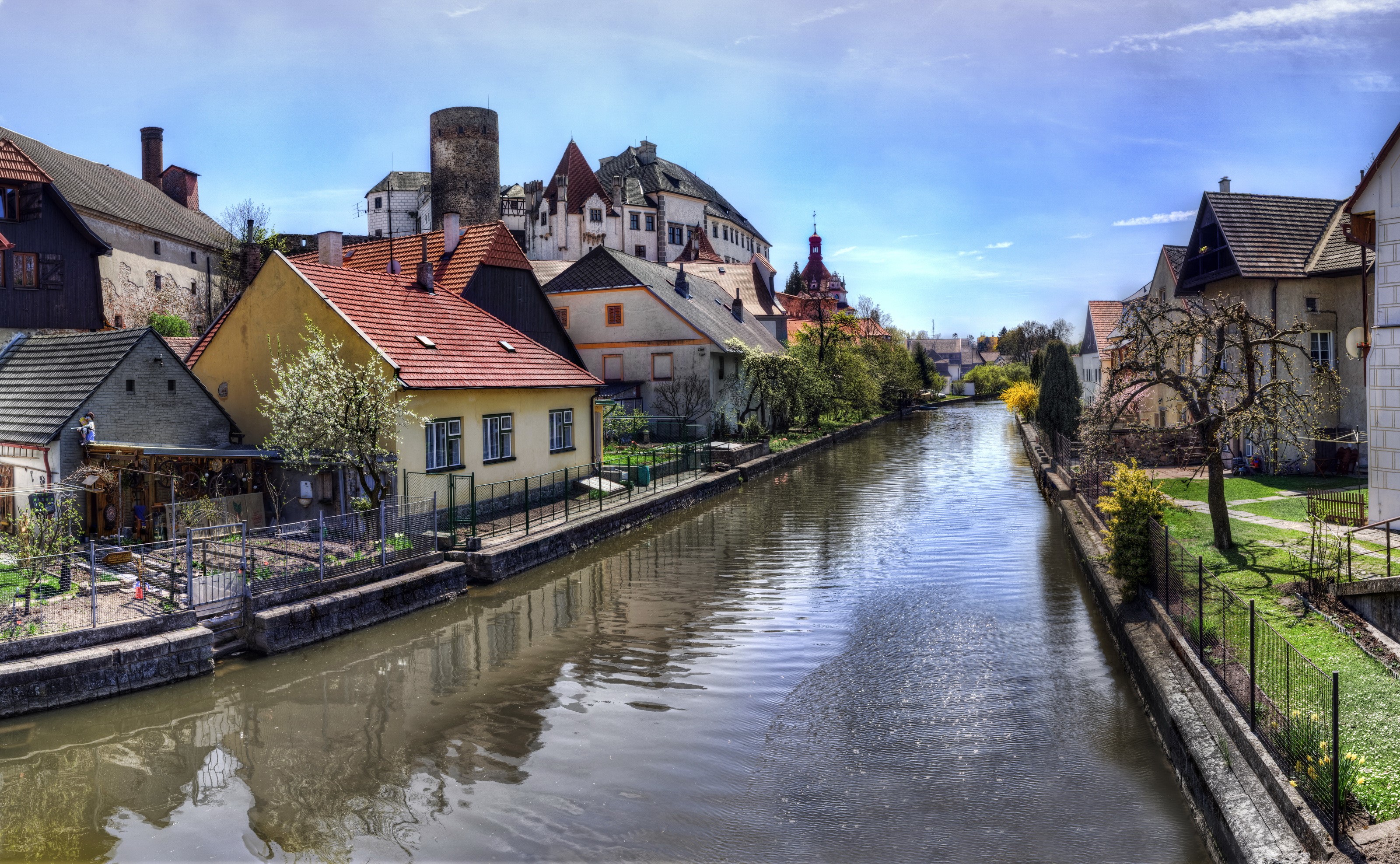 River flowing through a historic Czech town with castle HD Wallpaper