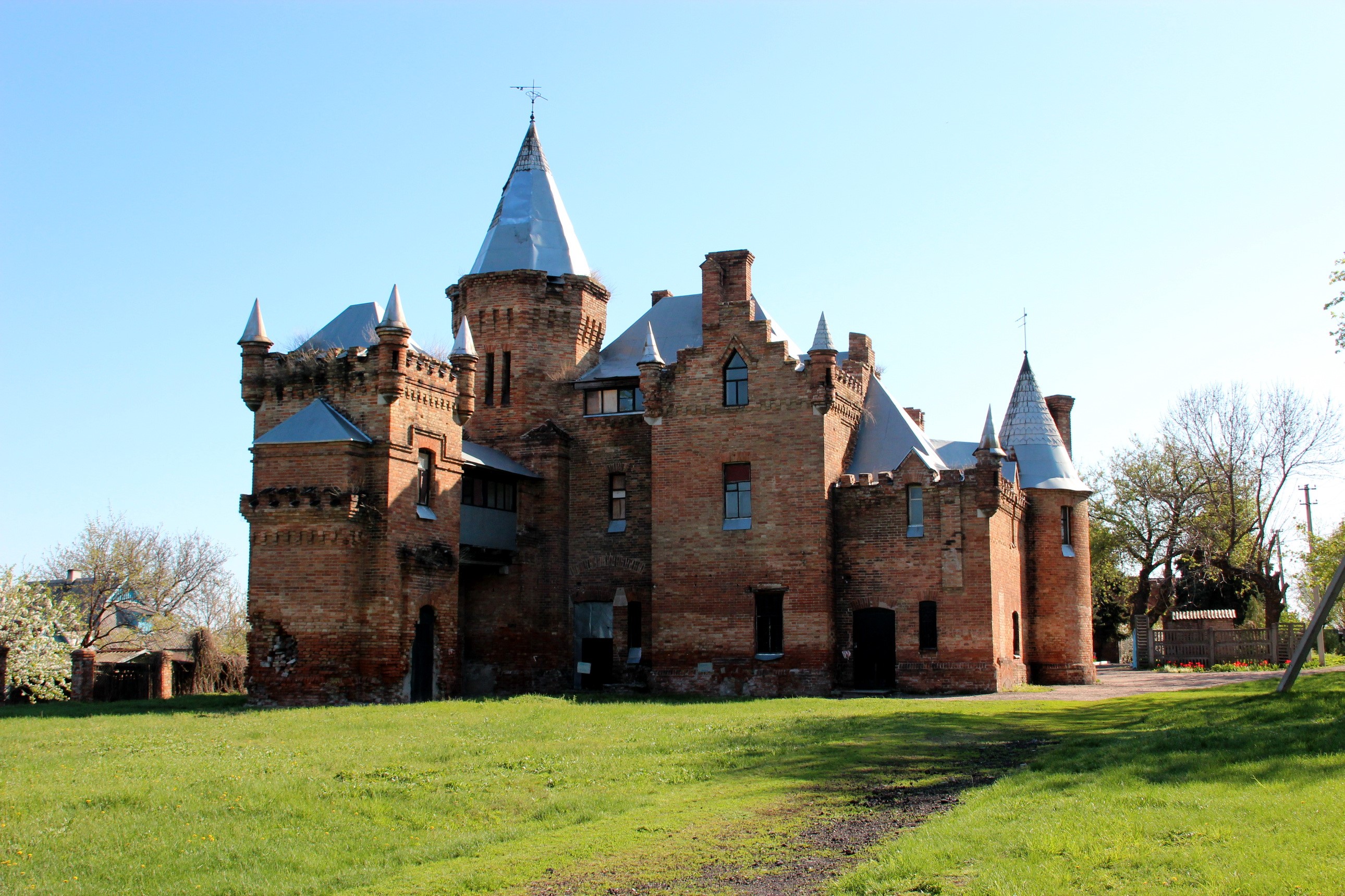 Popov Castle in Vasylivka, Ukraine HD Wallpaper