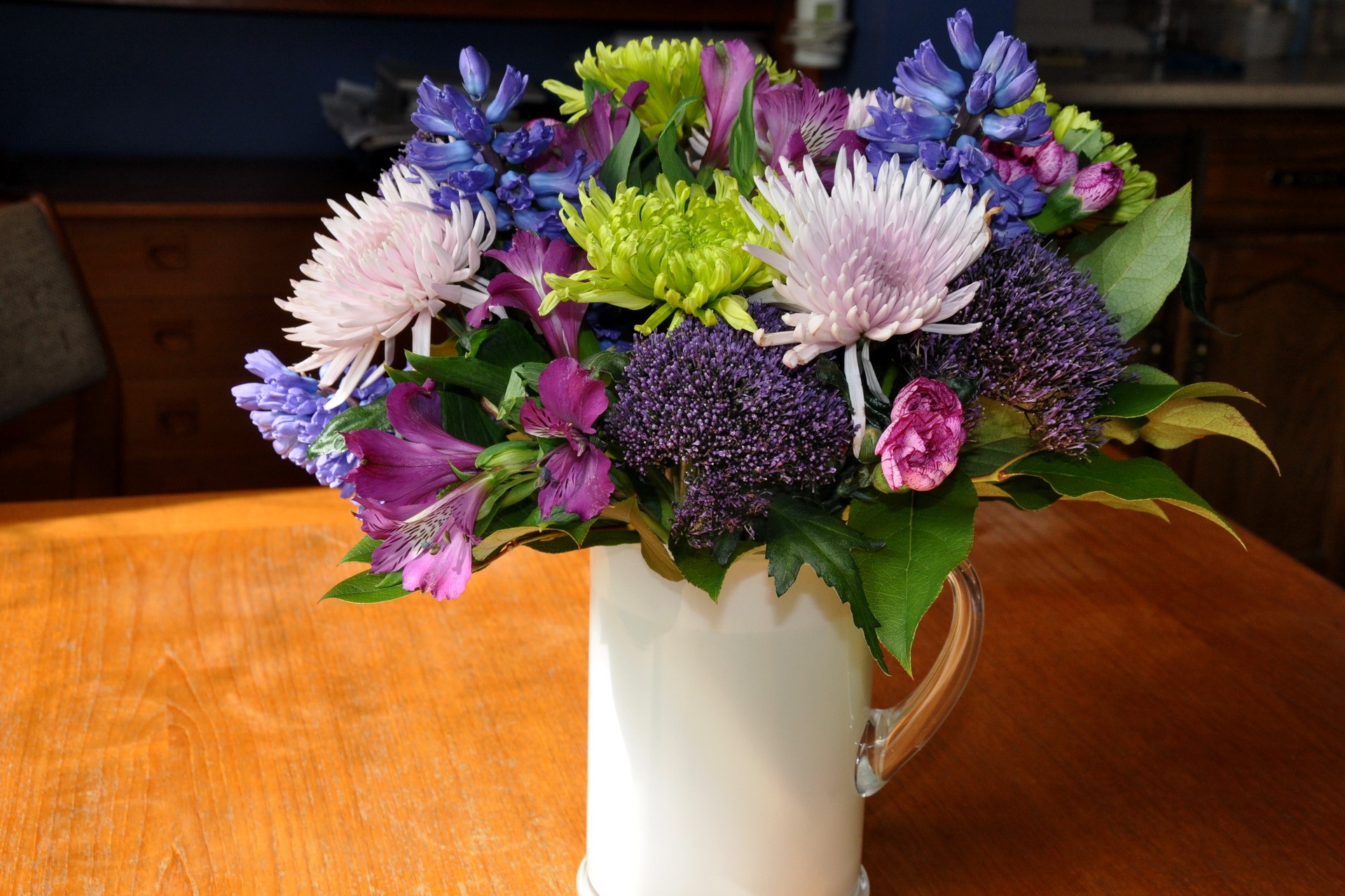 Bouquet of flowers in a white pitcher HD Wallpaper