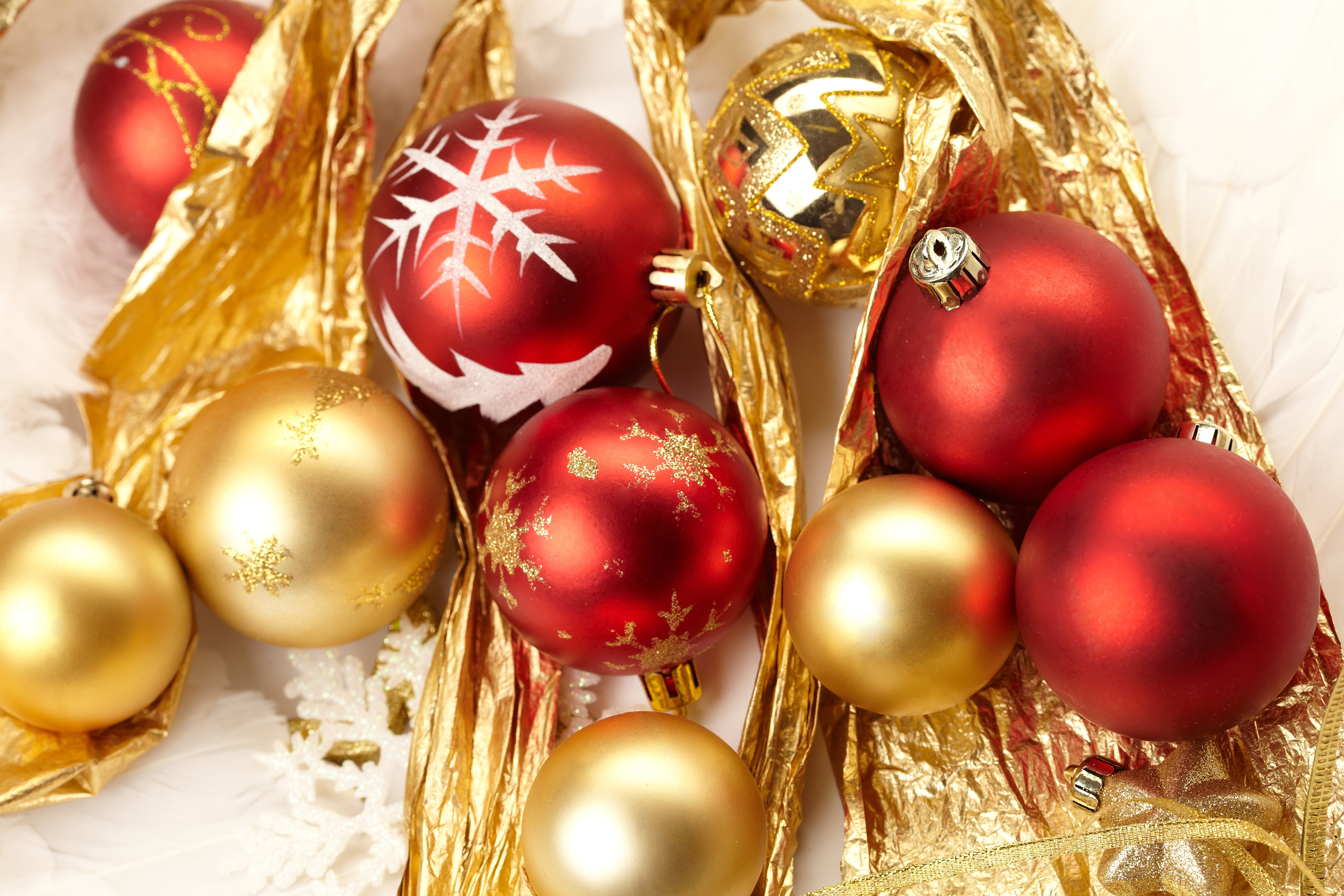 Christmas balls with gold and red ornaments HD Wallpaper