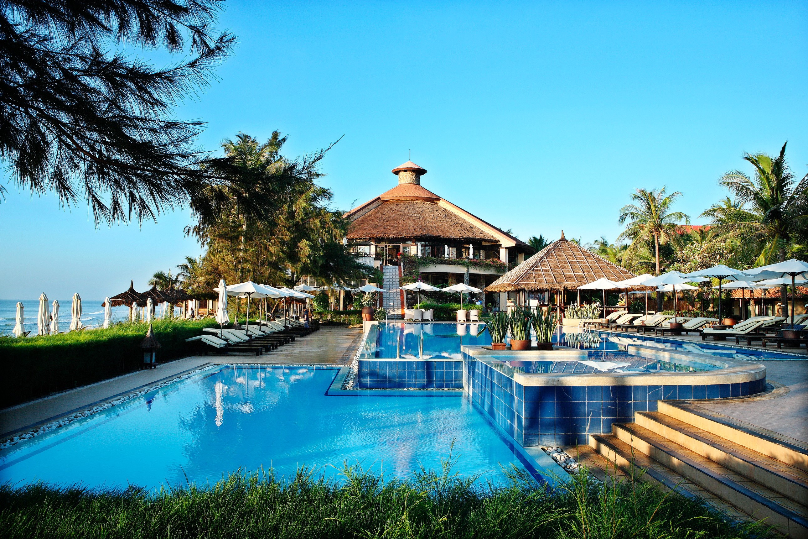 Resort with pools and beach HD Wallpaper