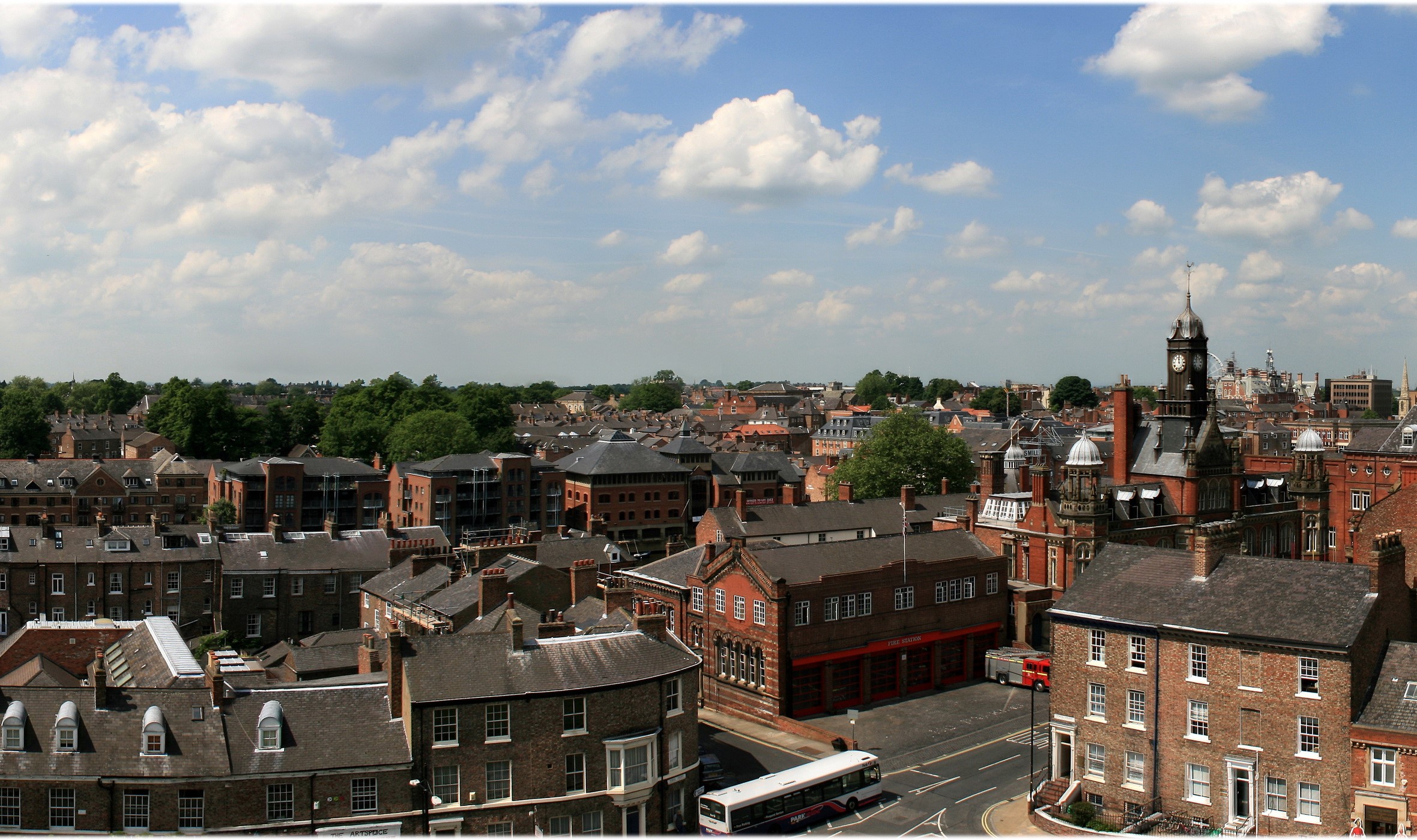 Panoramic view of rooftops and a clock tower in the UK HD Wallpaper