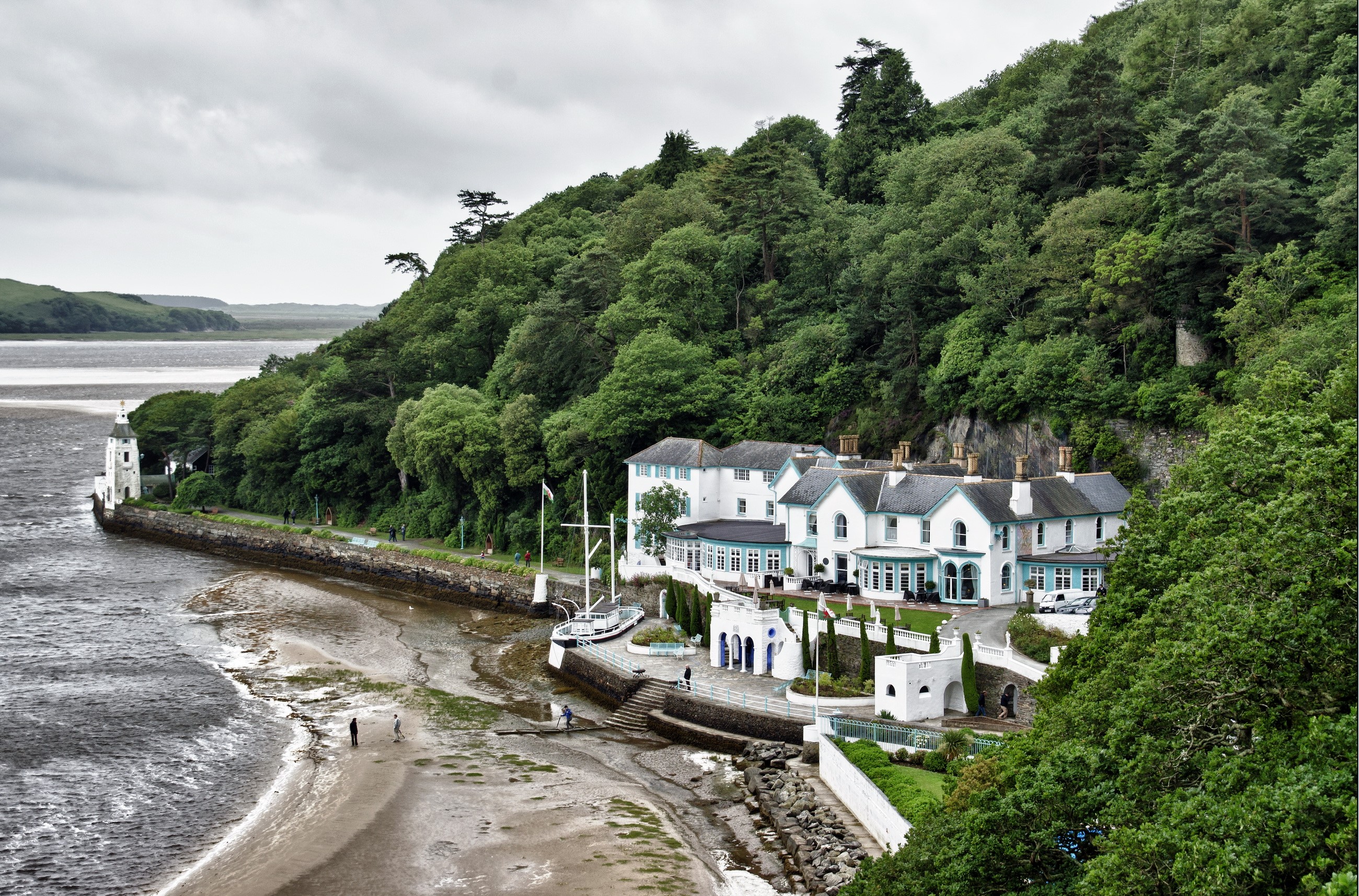 White hotel building on a hill by the water in the United Kingdom HD Wallpaper
