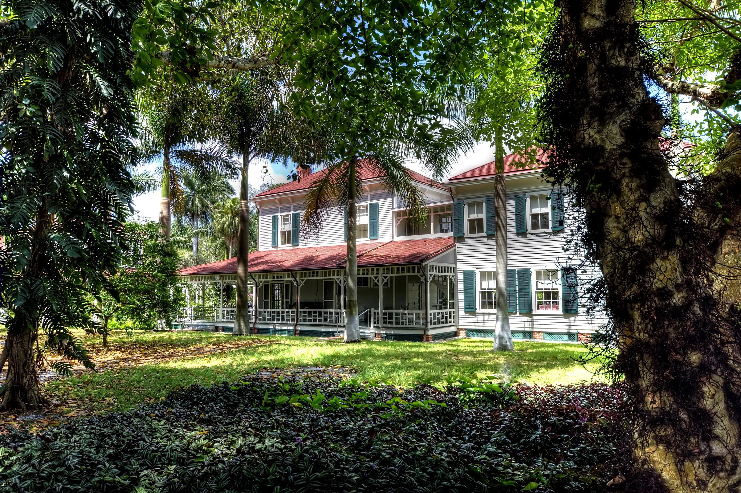 Historic House in Florida surrounded by lush greenery HD Wallpaper