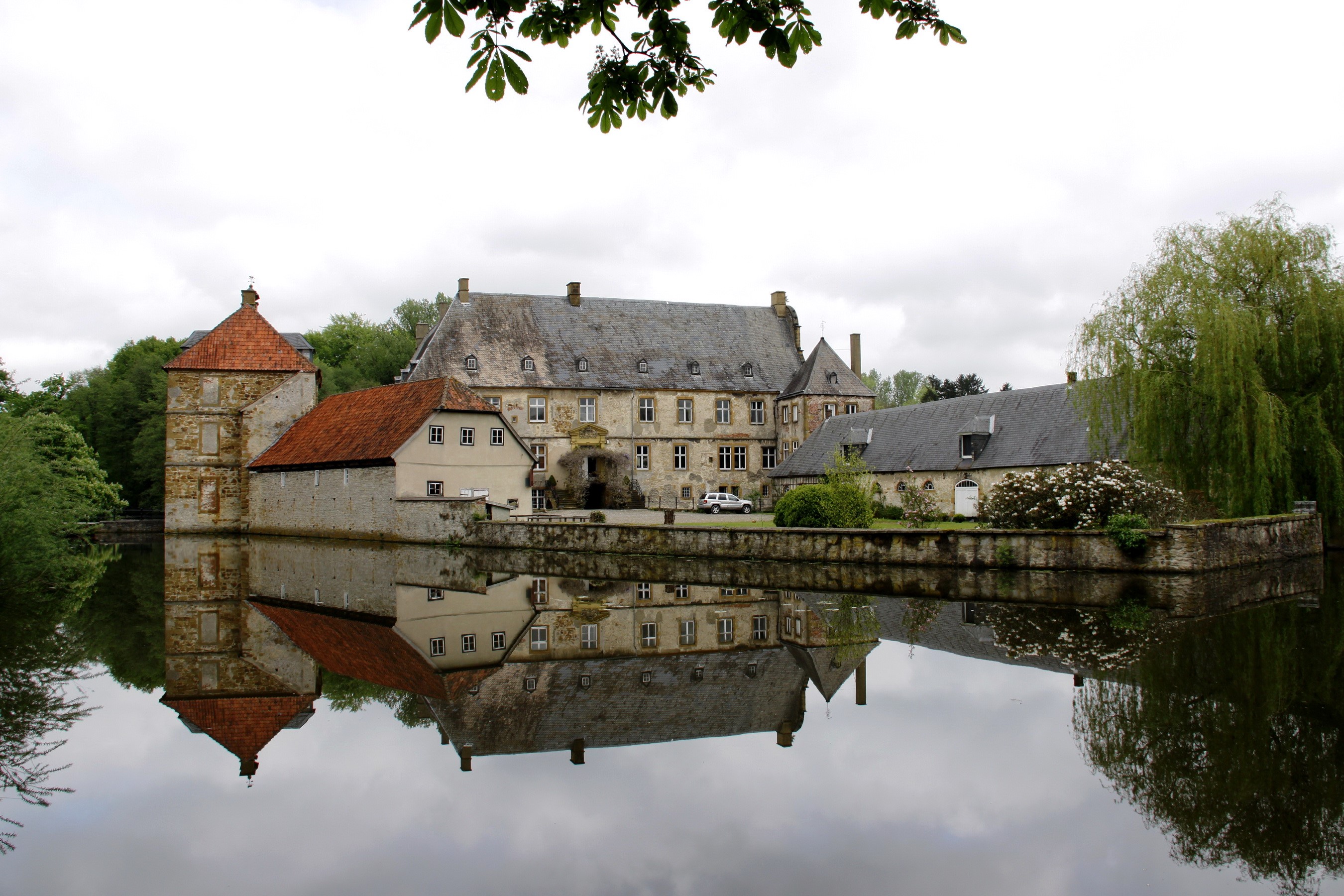 Tatenhausen Castle reflected in the water HD Wallpaper