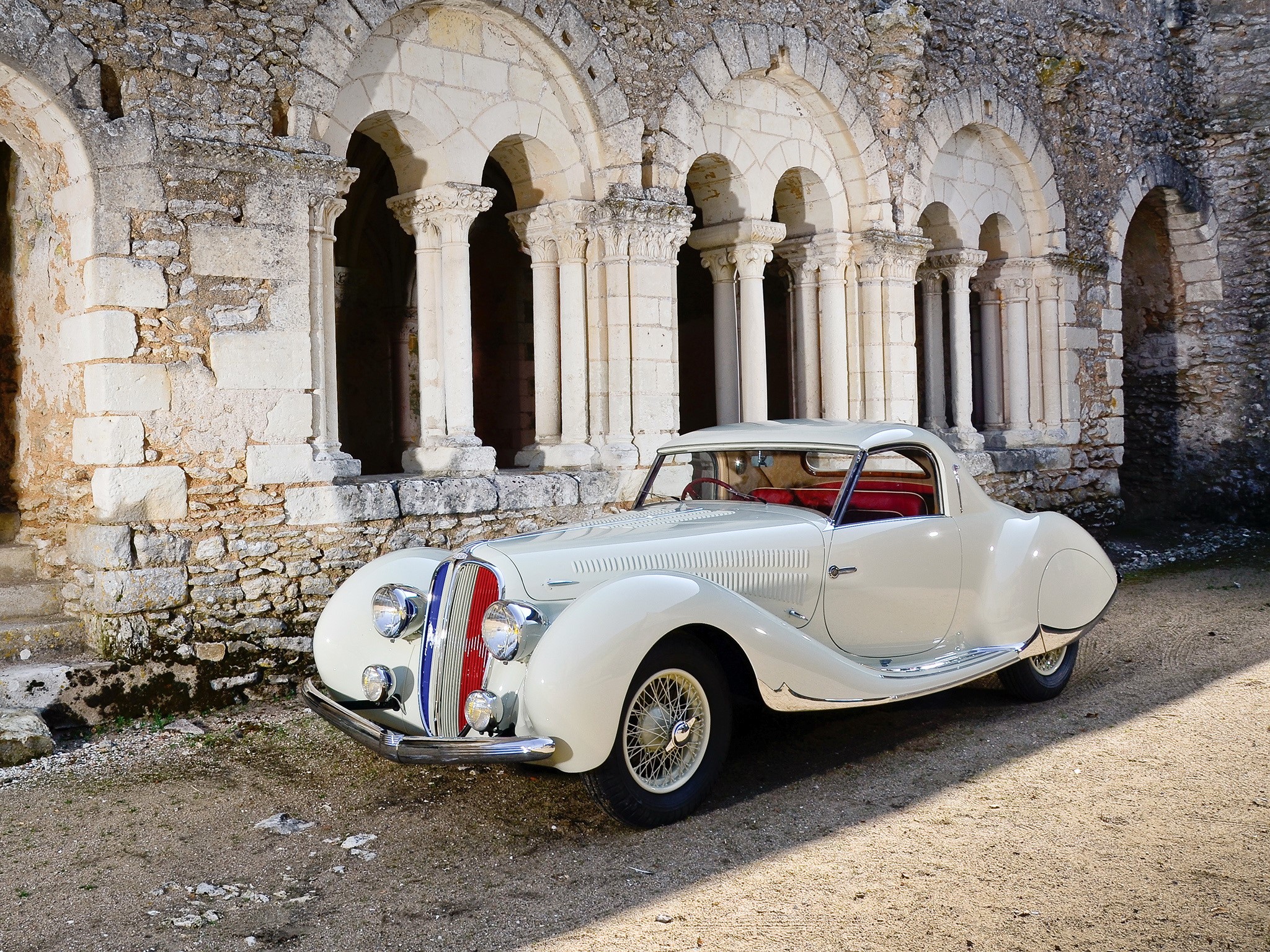 1938 Delahaye 135 MS car in front of stone arches HD Wallpaper