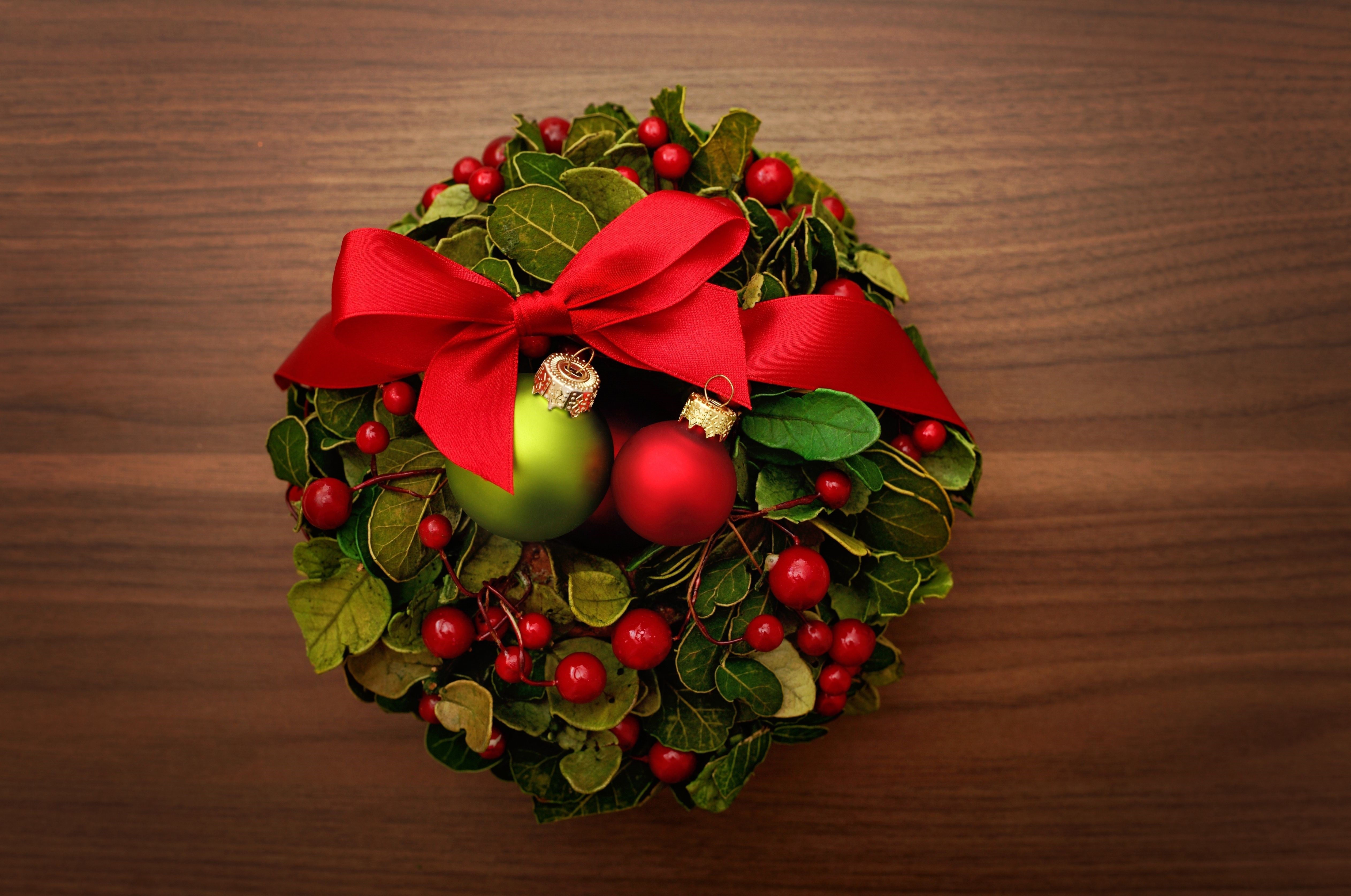 Christmas wreath with red bow and ornaments HD Wallpaper