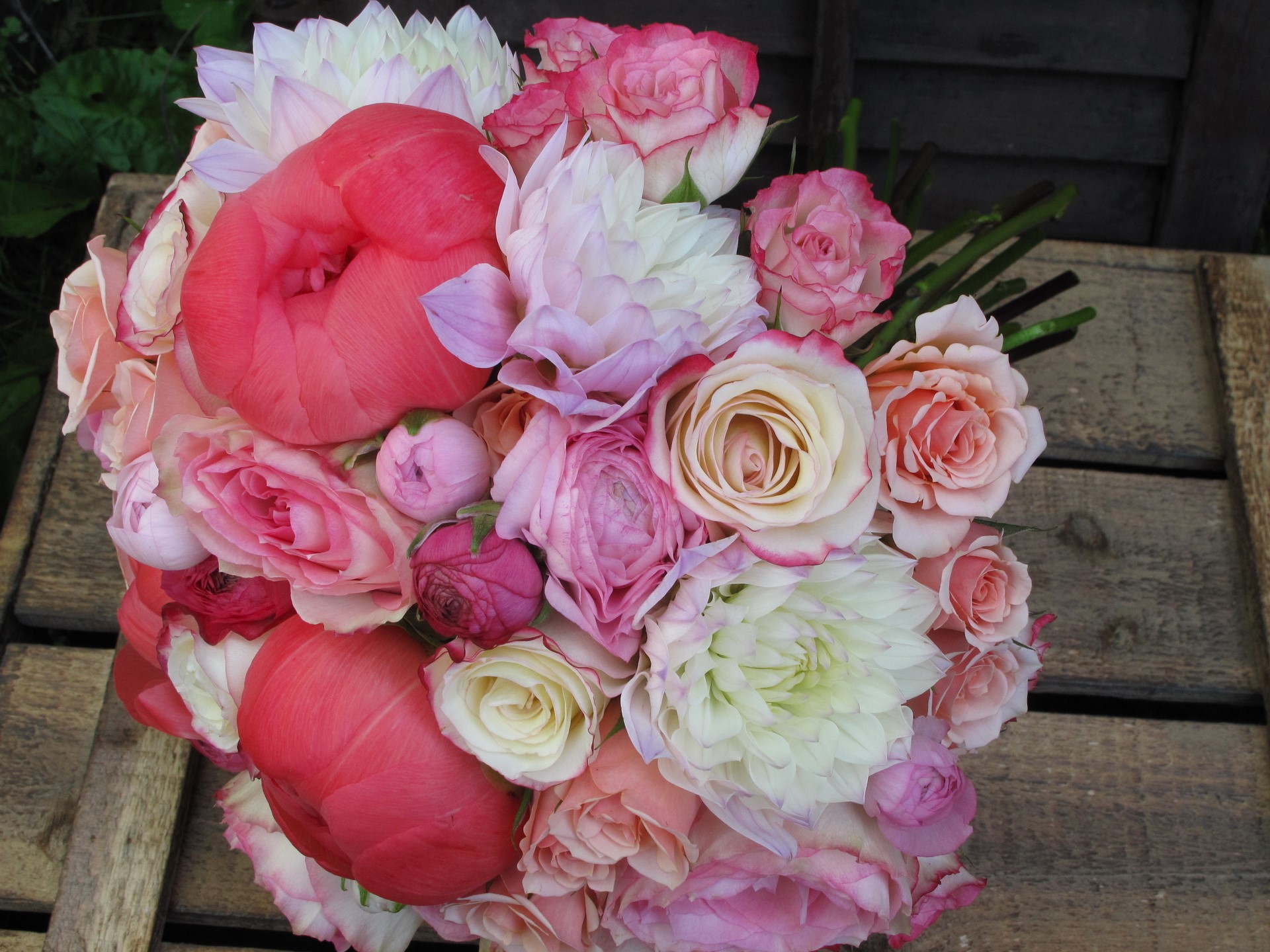Bouquet of pink and white flowers HD Wallpaper