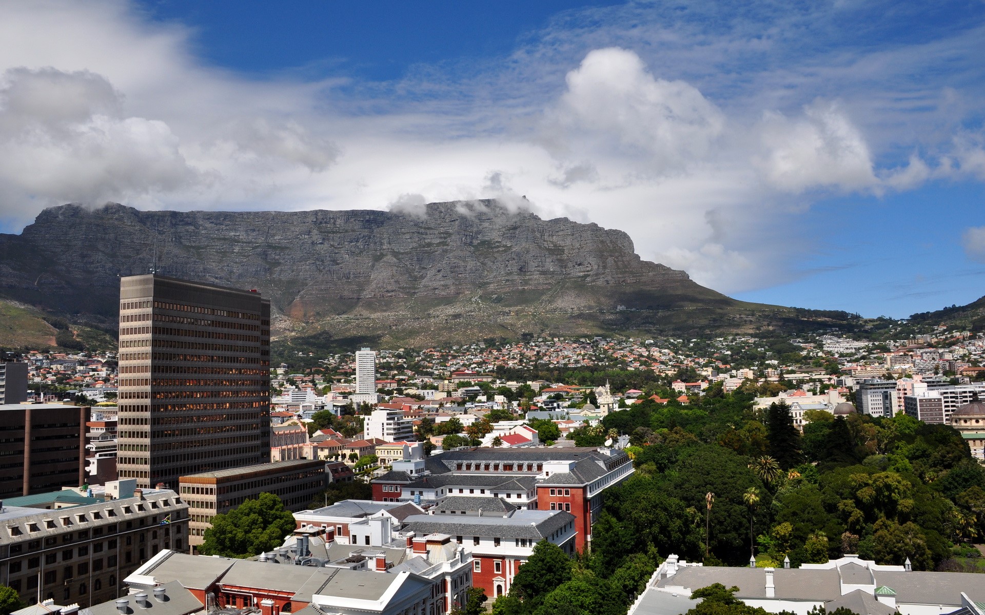 Cape Town cityscape with Table Mountain in the background HD Wallpaper