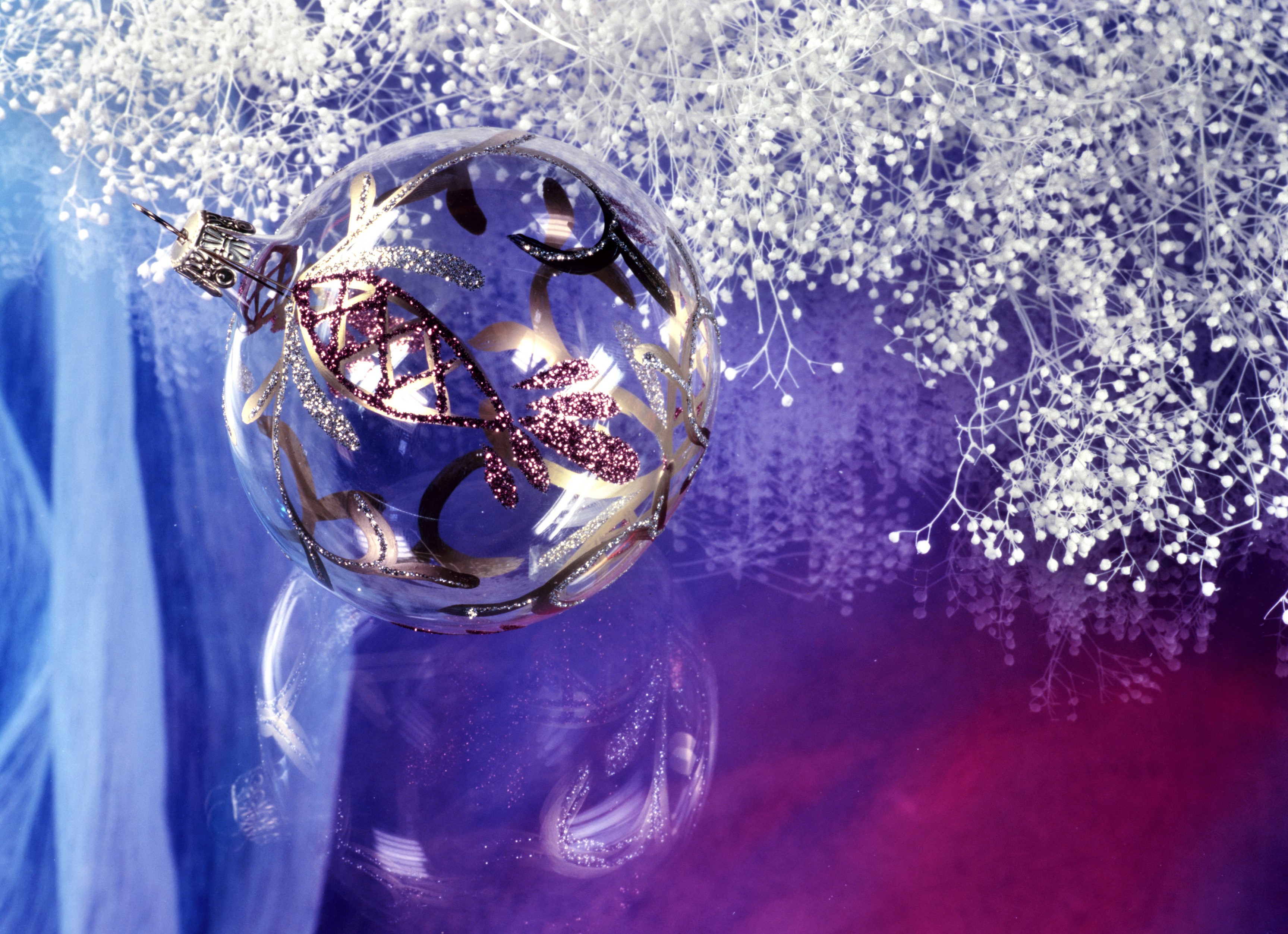 Christmas ornament with white flowers HD Wallpaper