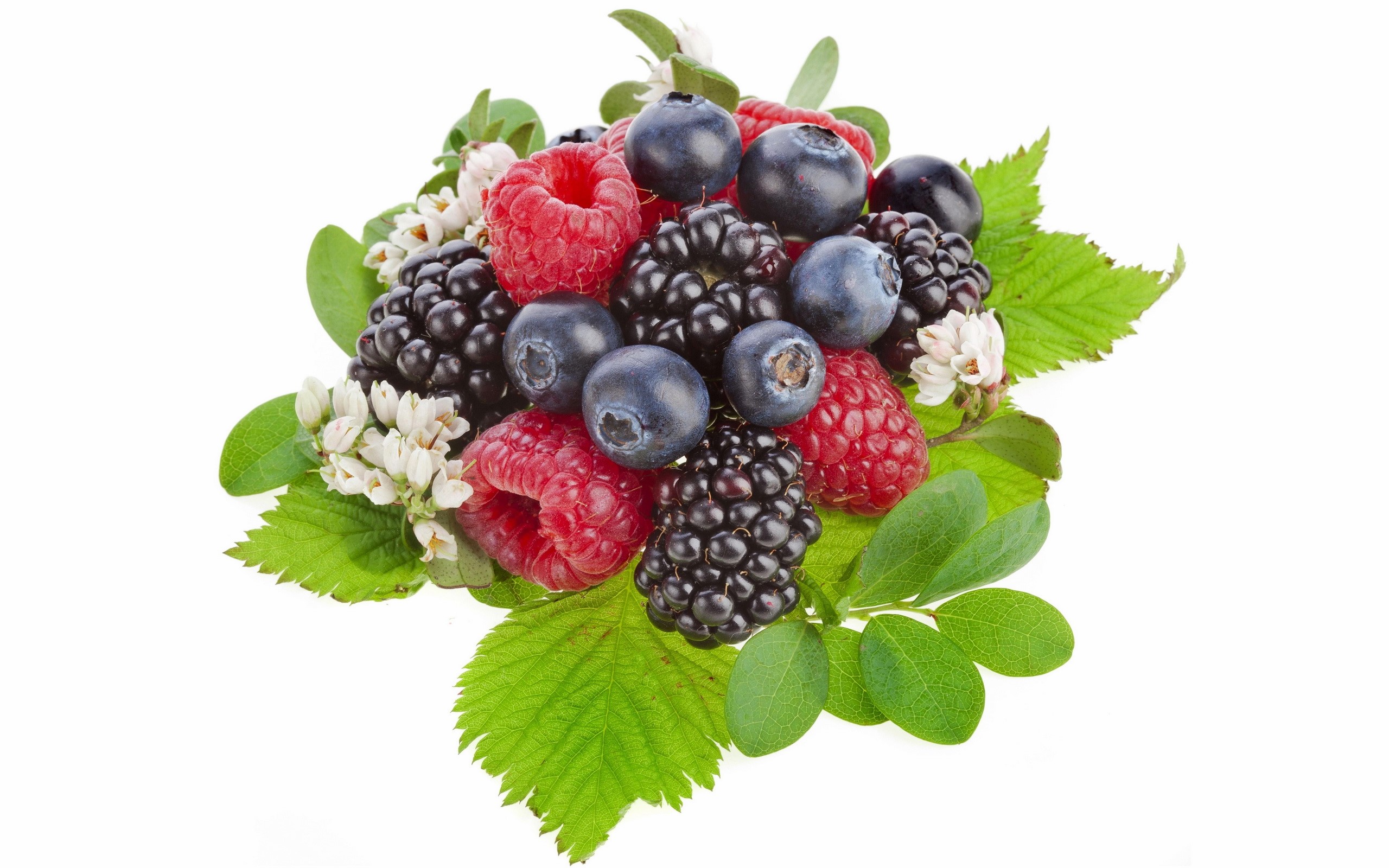 A pile of fresh berries and leaves HD Wallpaper