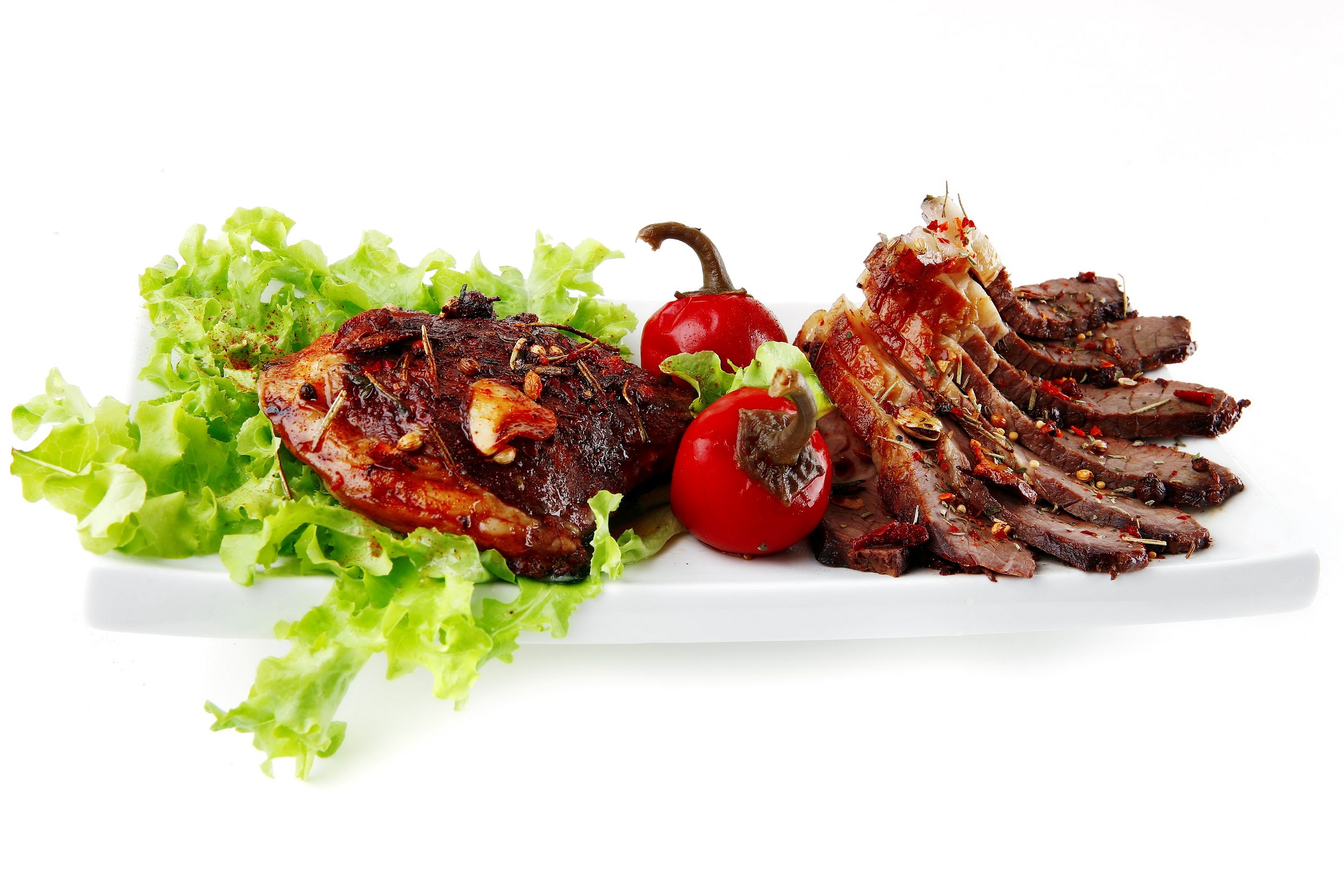 Sliced meat with peppers and lettuce on a plate HD Wallpaper