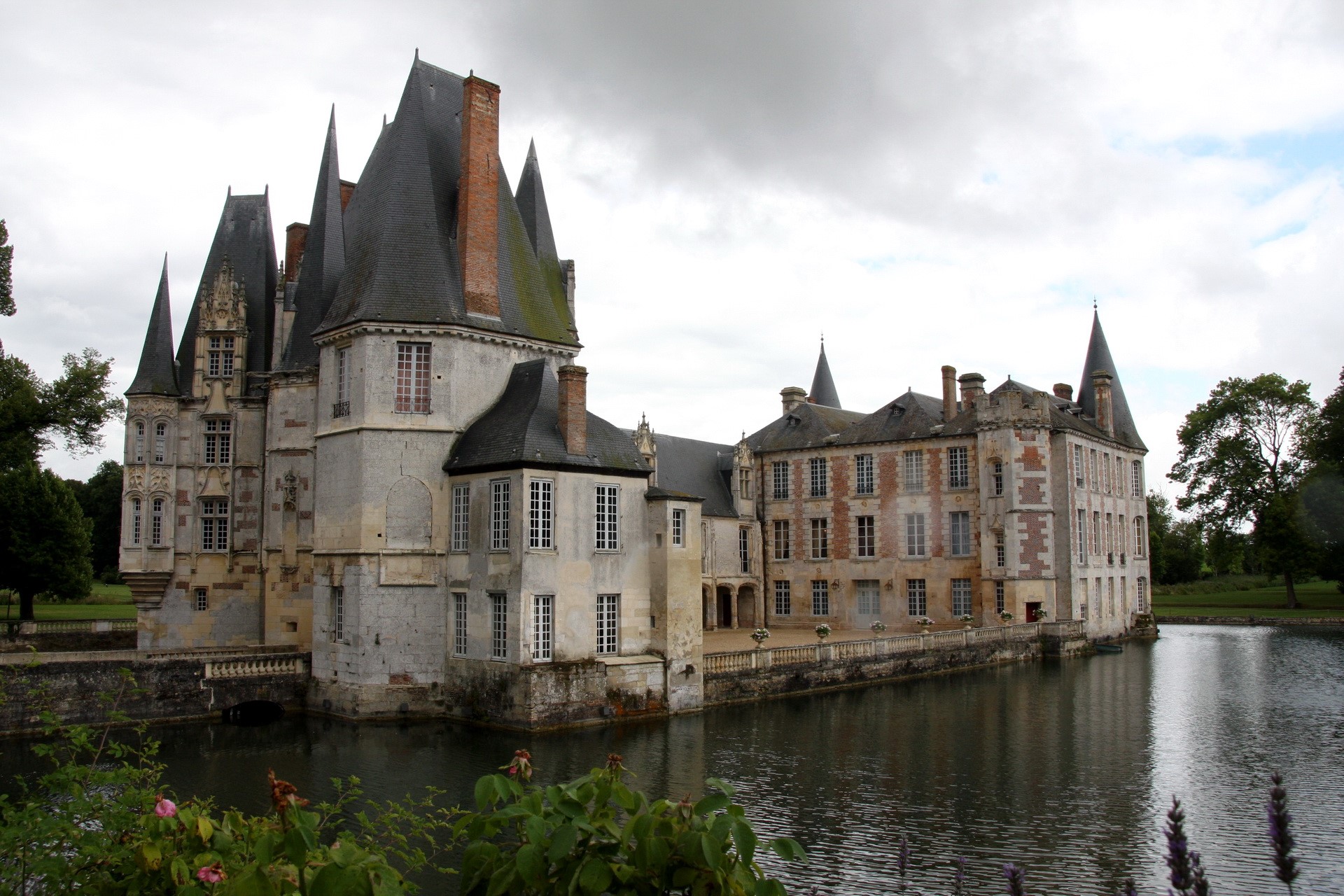 Château de Brissac, France HD Wallpaper