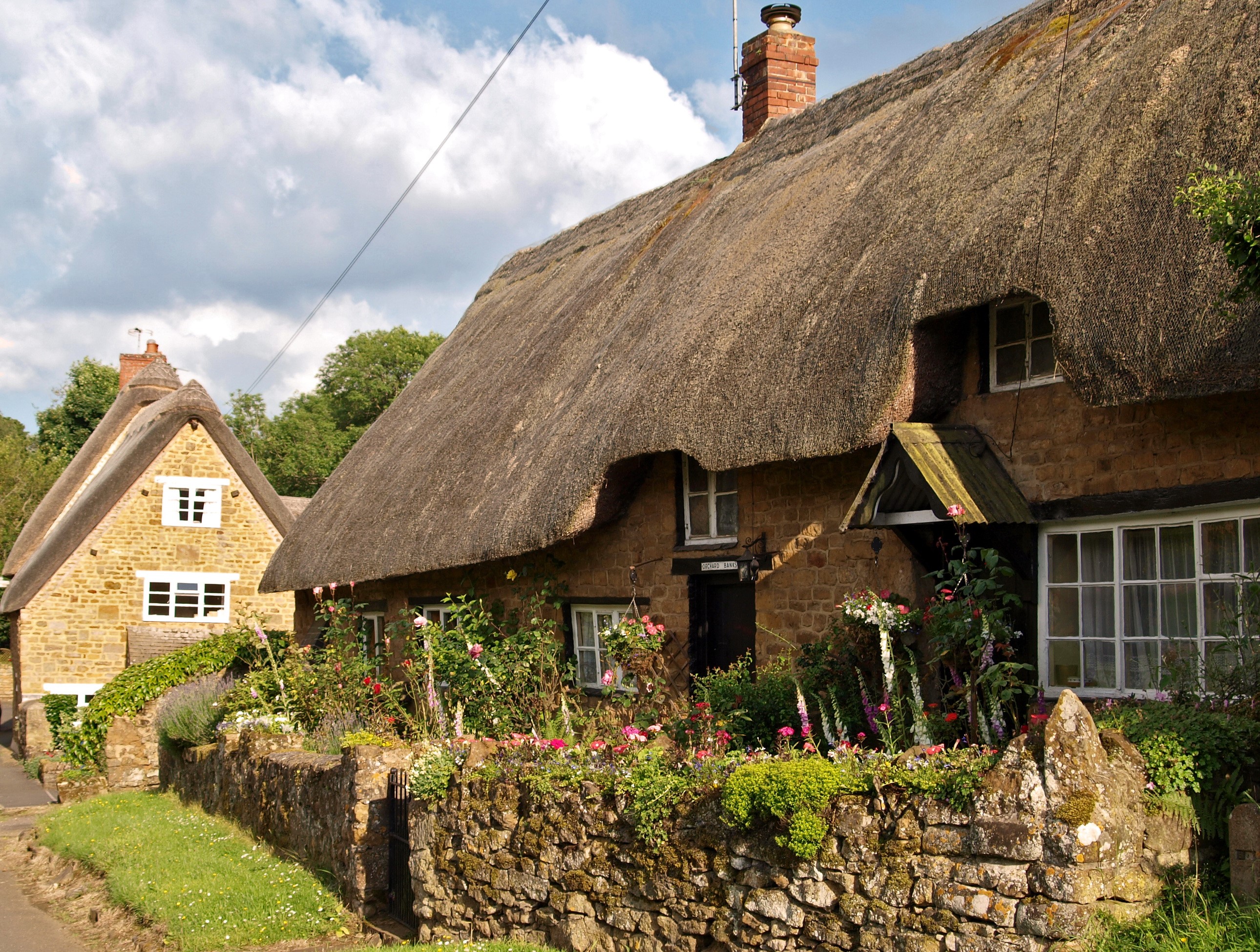 Thatched roof cottages in the United Kingdom HD Wallpaper