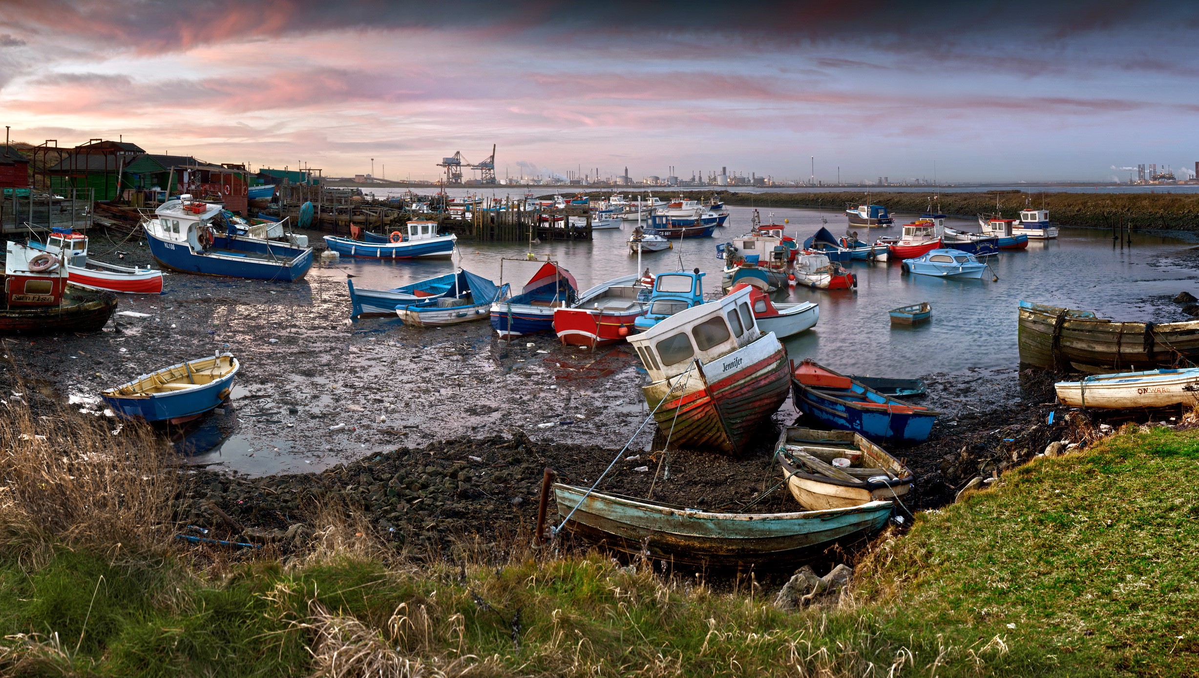 Boats moored in a muddy harbor at sunset HD Wallpaper