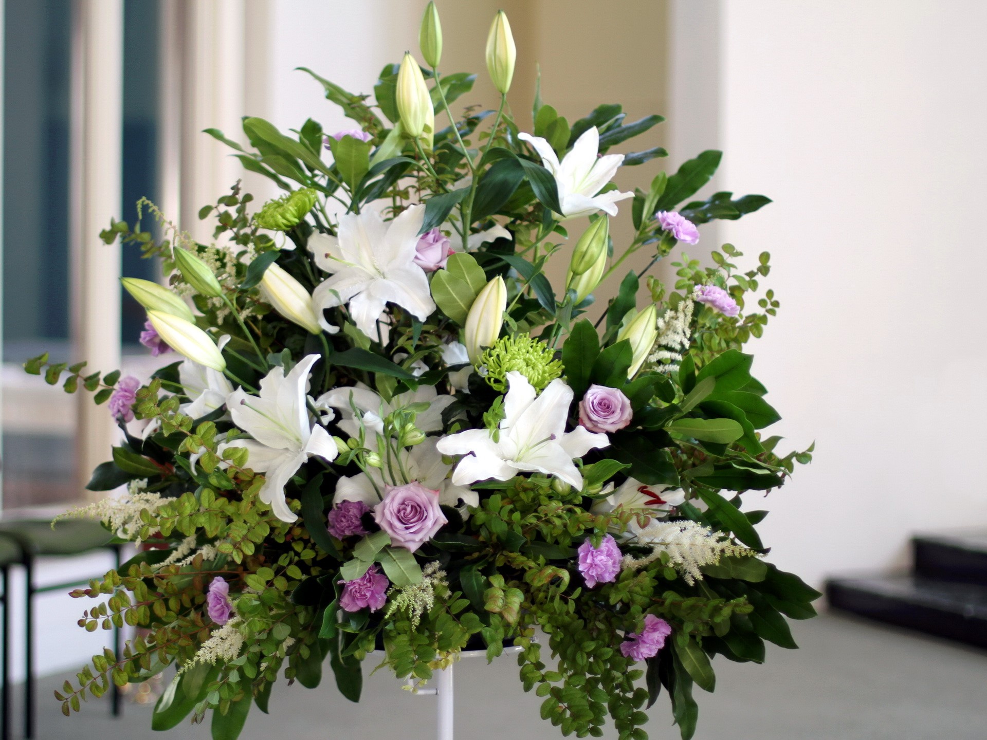 White lilies and purple roses floral arrangement HD Wallpaper