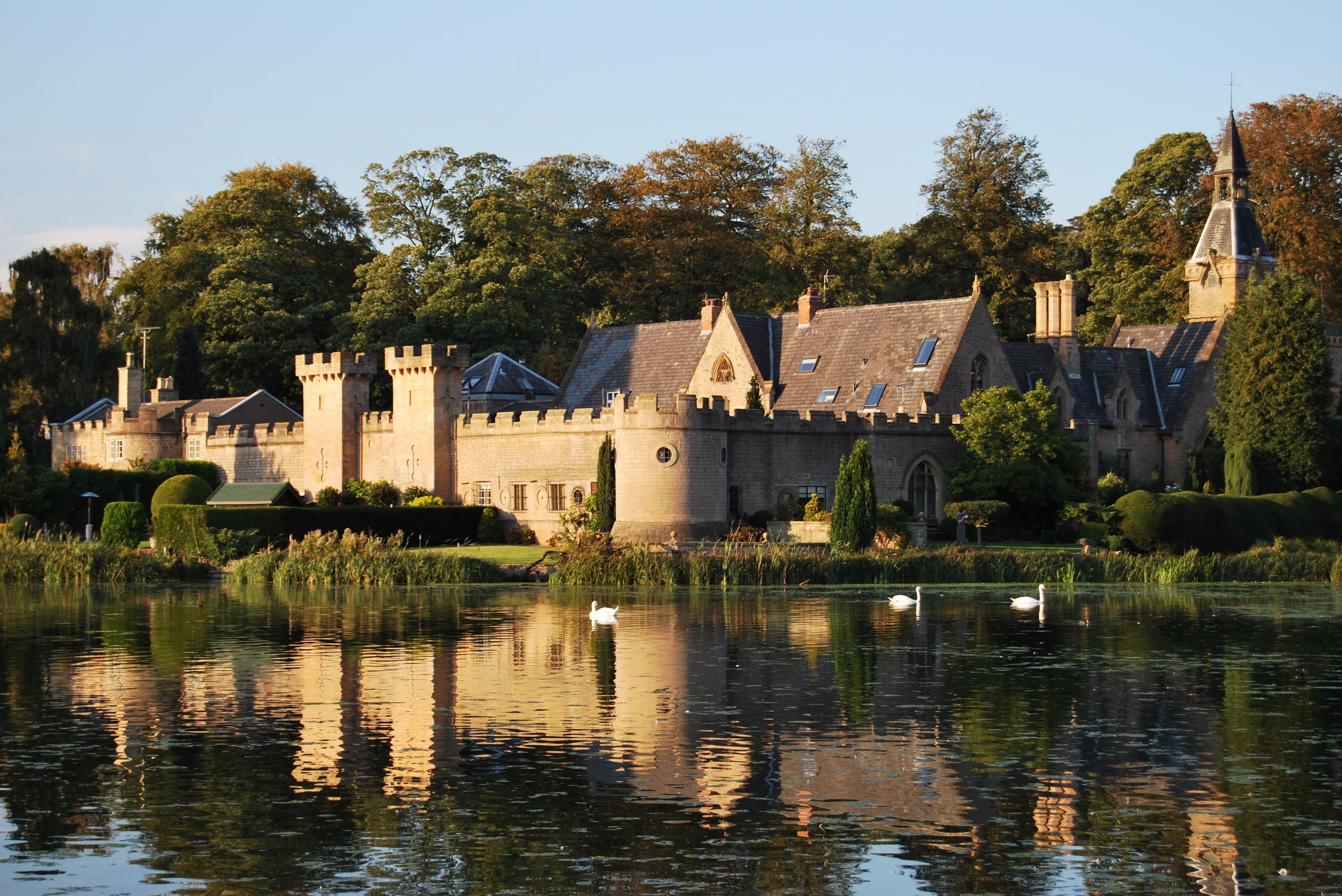 Castle on a lake with swans in the United Kingdom HD Wallpaper