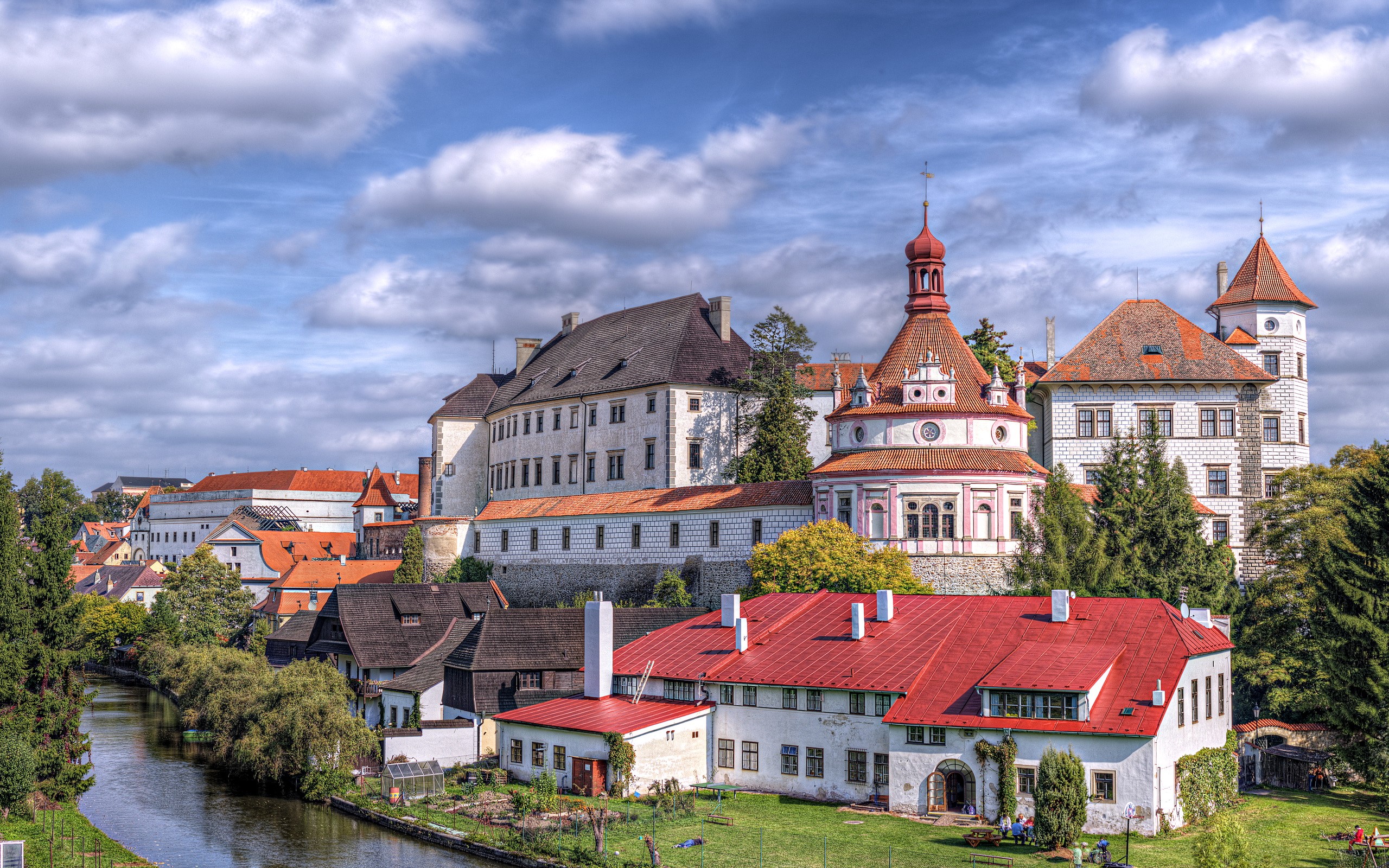 Castle and town by a river in the Czech Republic HD Wallpaper