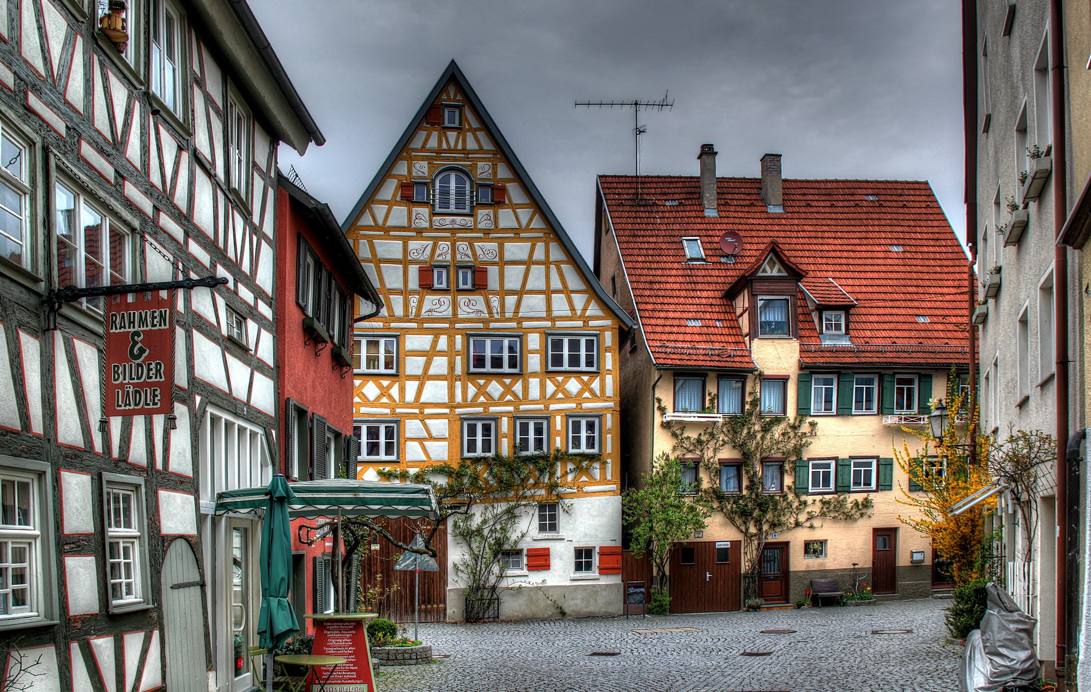 Half-timbered houses in a German town square HD Wallpaper
