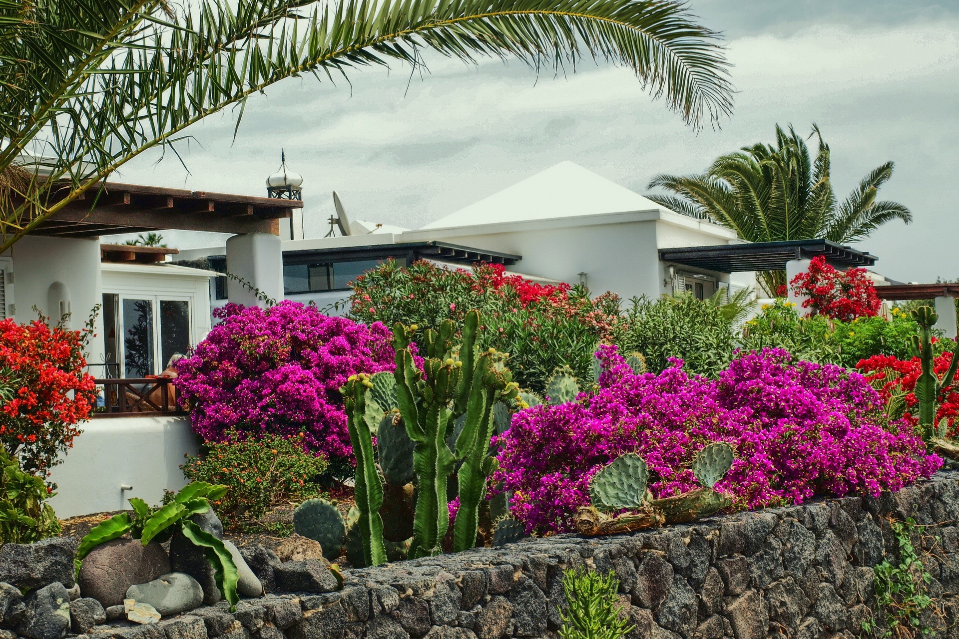 Houses and flowers in the Canary Islands, Spain HD Wallpaper