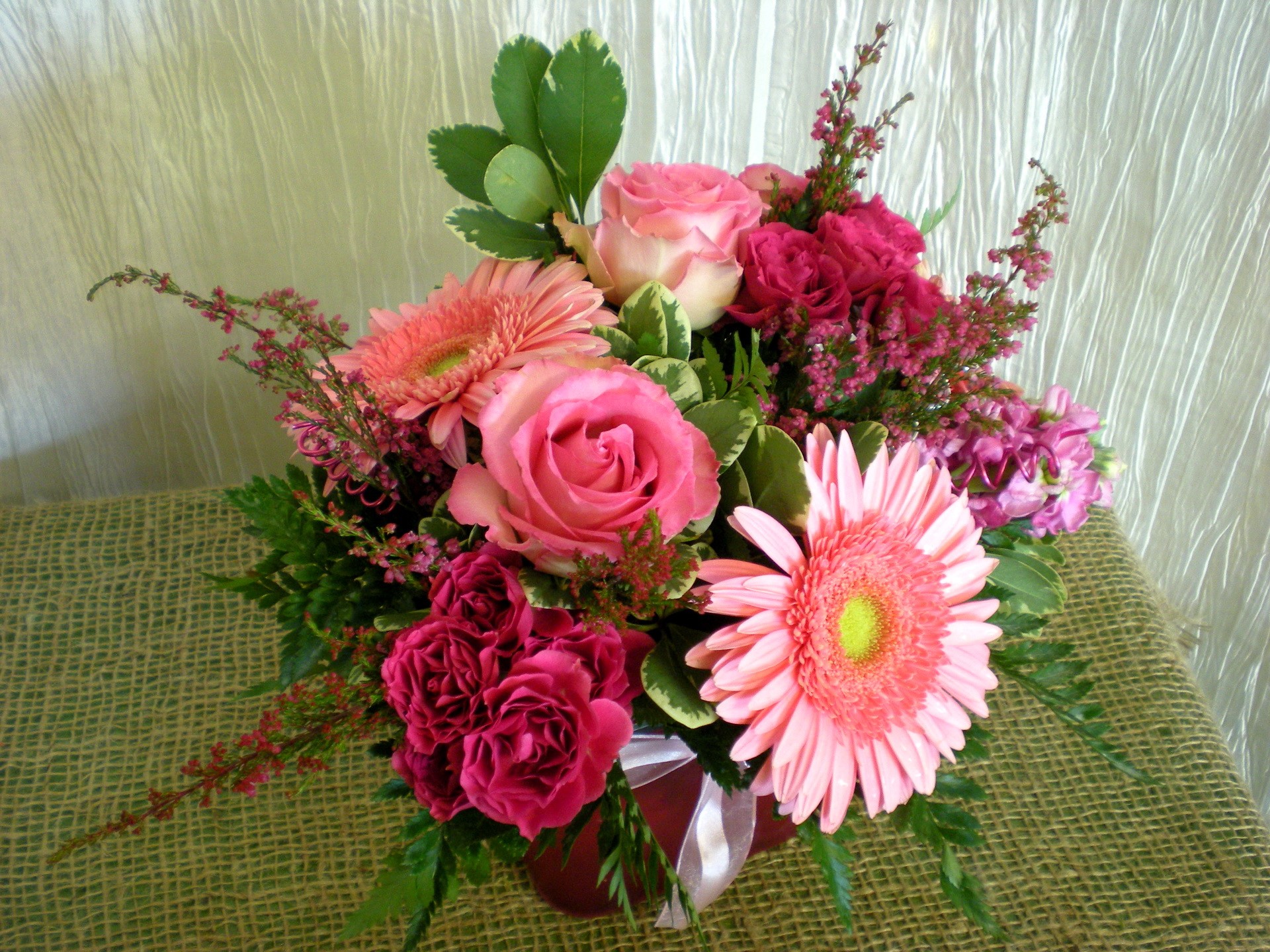 Pink and red floral arrangement HD Wallpaper