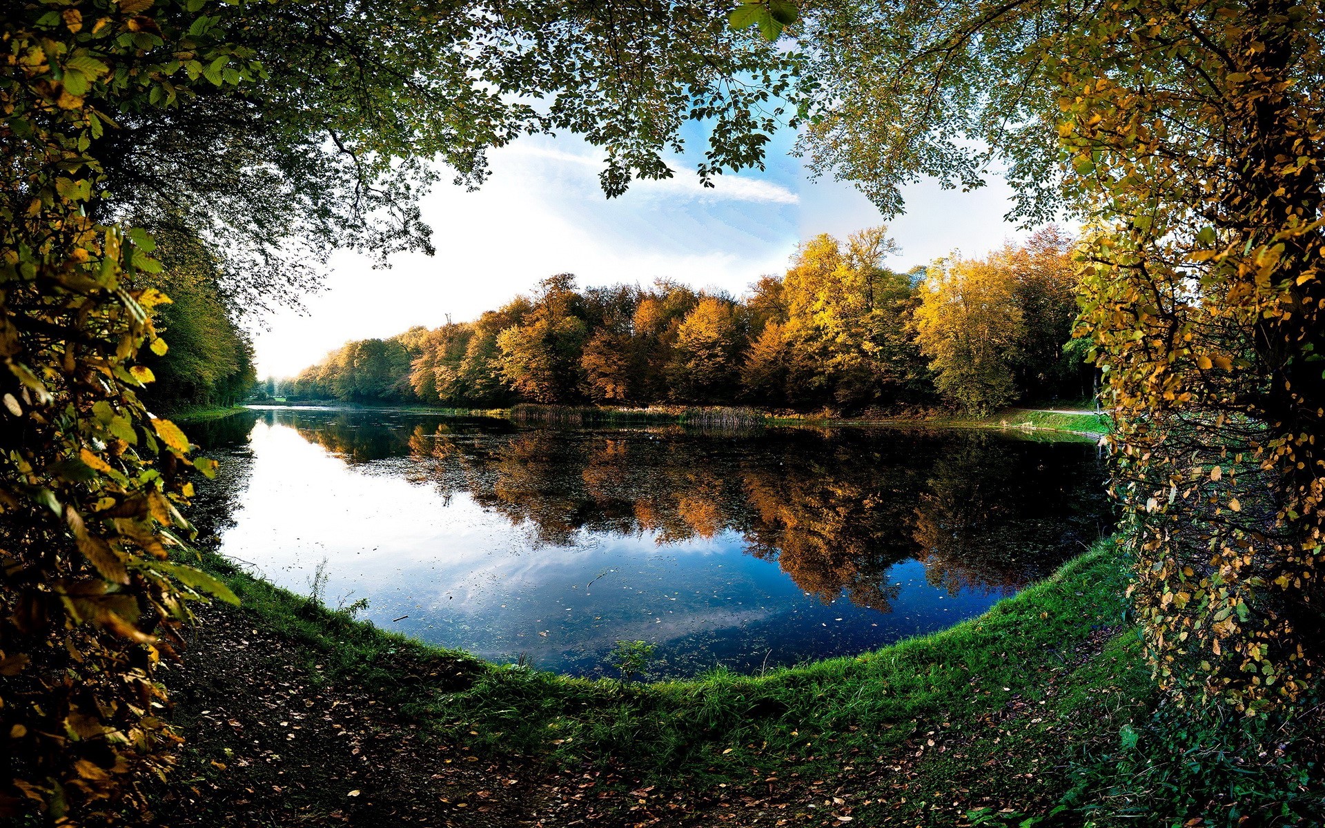 Lake surrounded by autumn trees HD Wallpaper