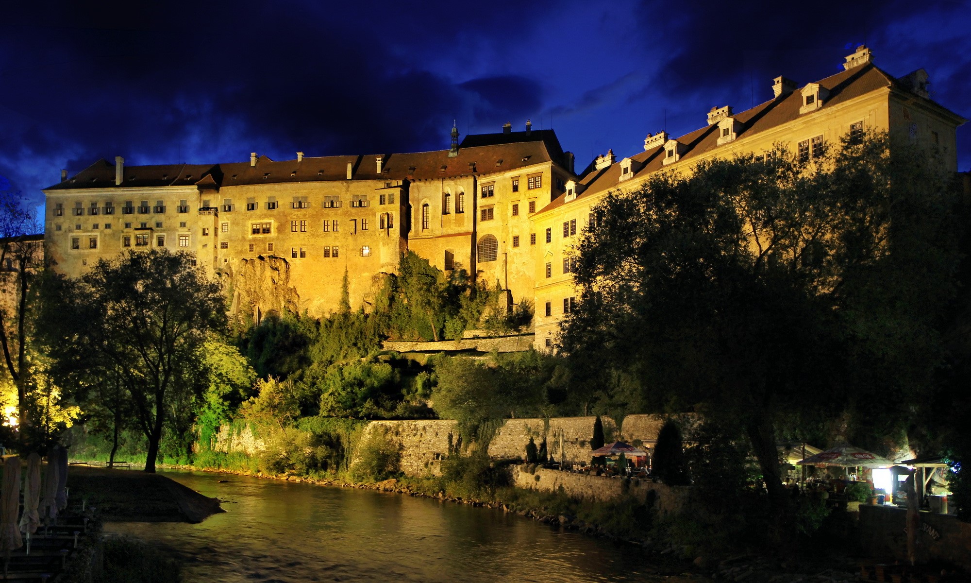 Cesky Krumlov Castle at Night, Czech Republic HD Wallpaper