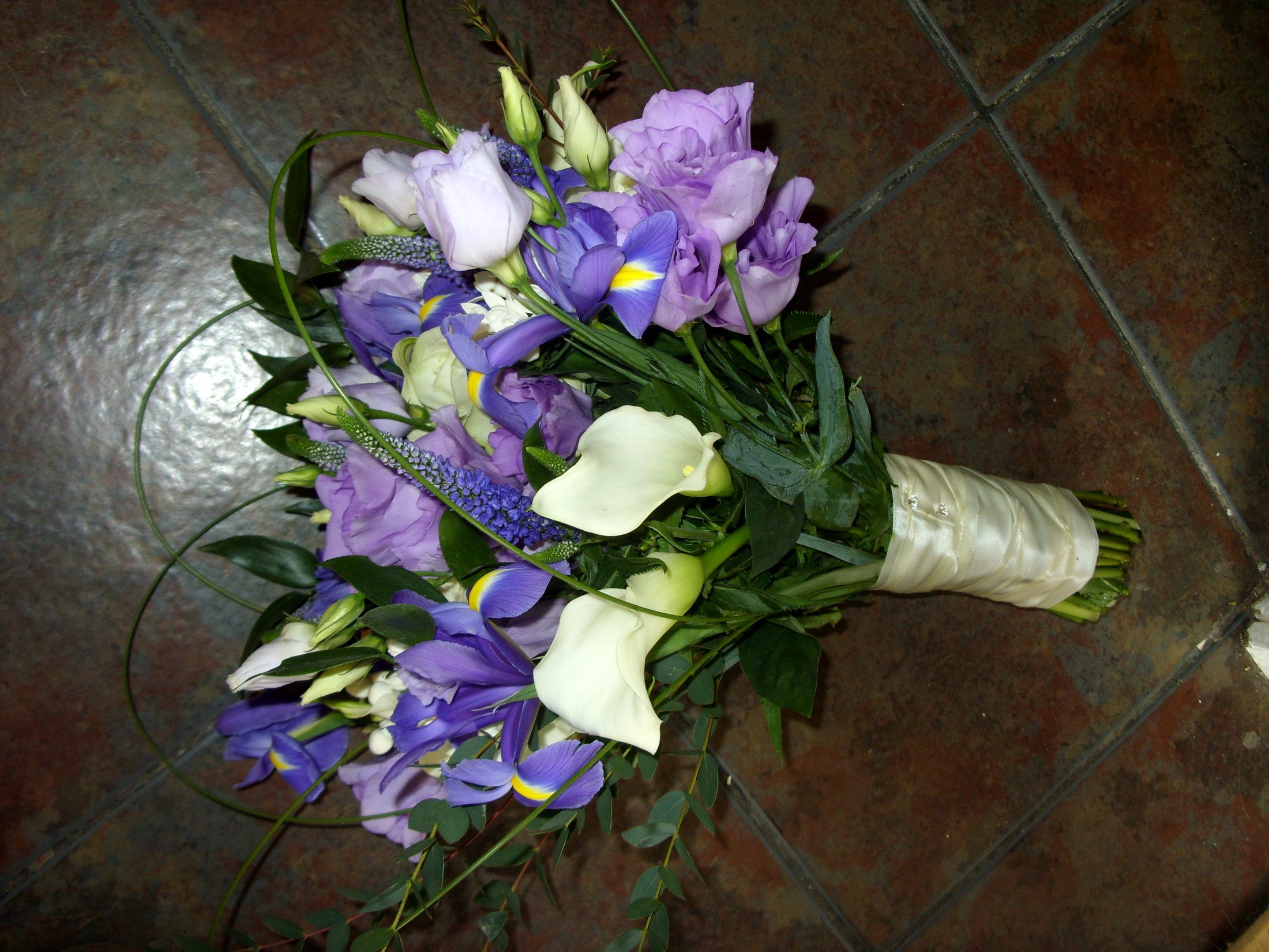 Purple and white floral bouquet on tiled floor HD Wallpaper