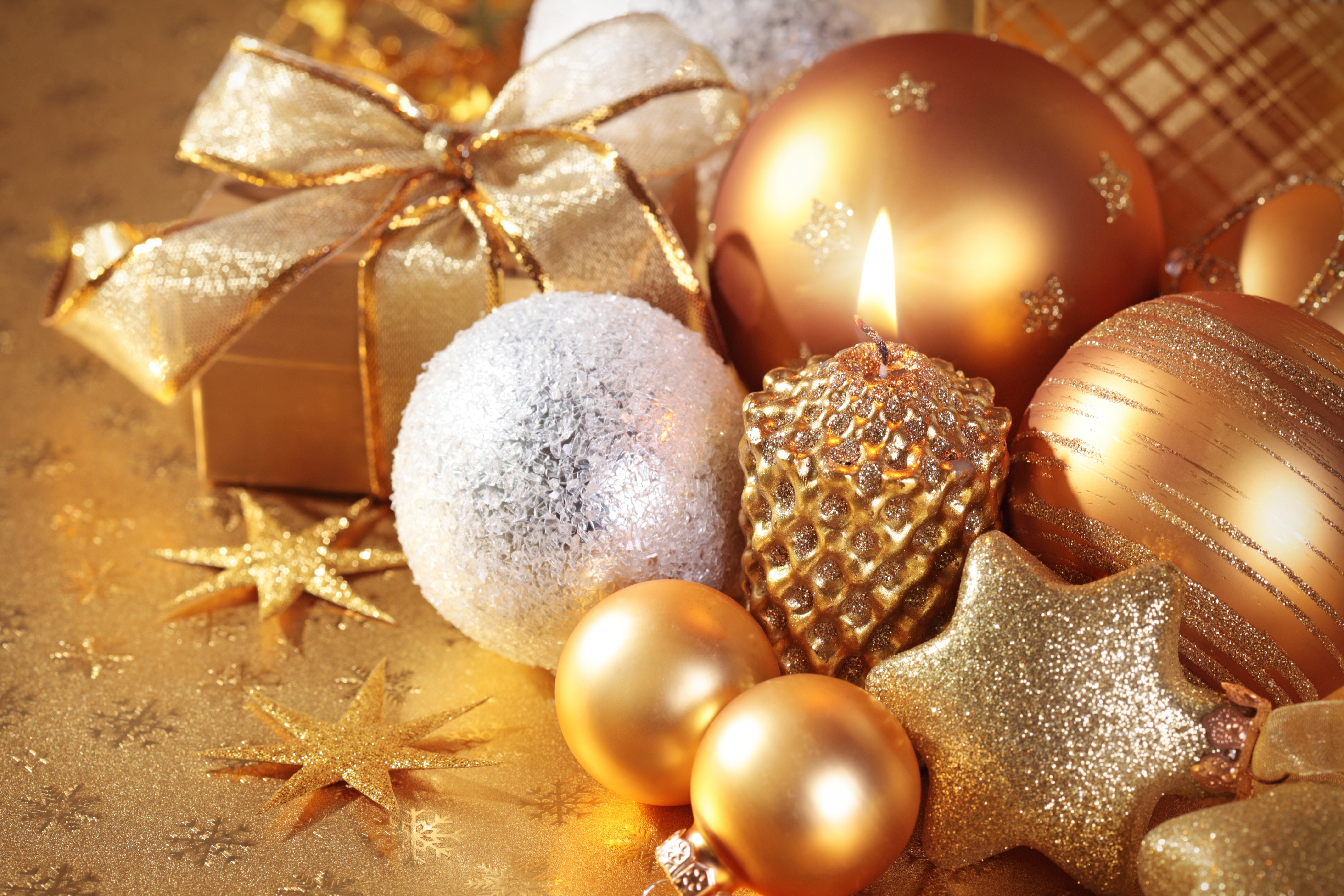 Christmas Decorations with Candle and Gift HD Wallpaper