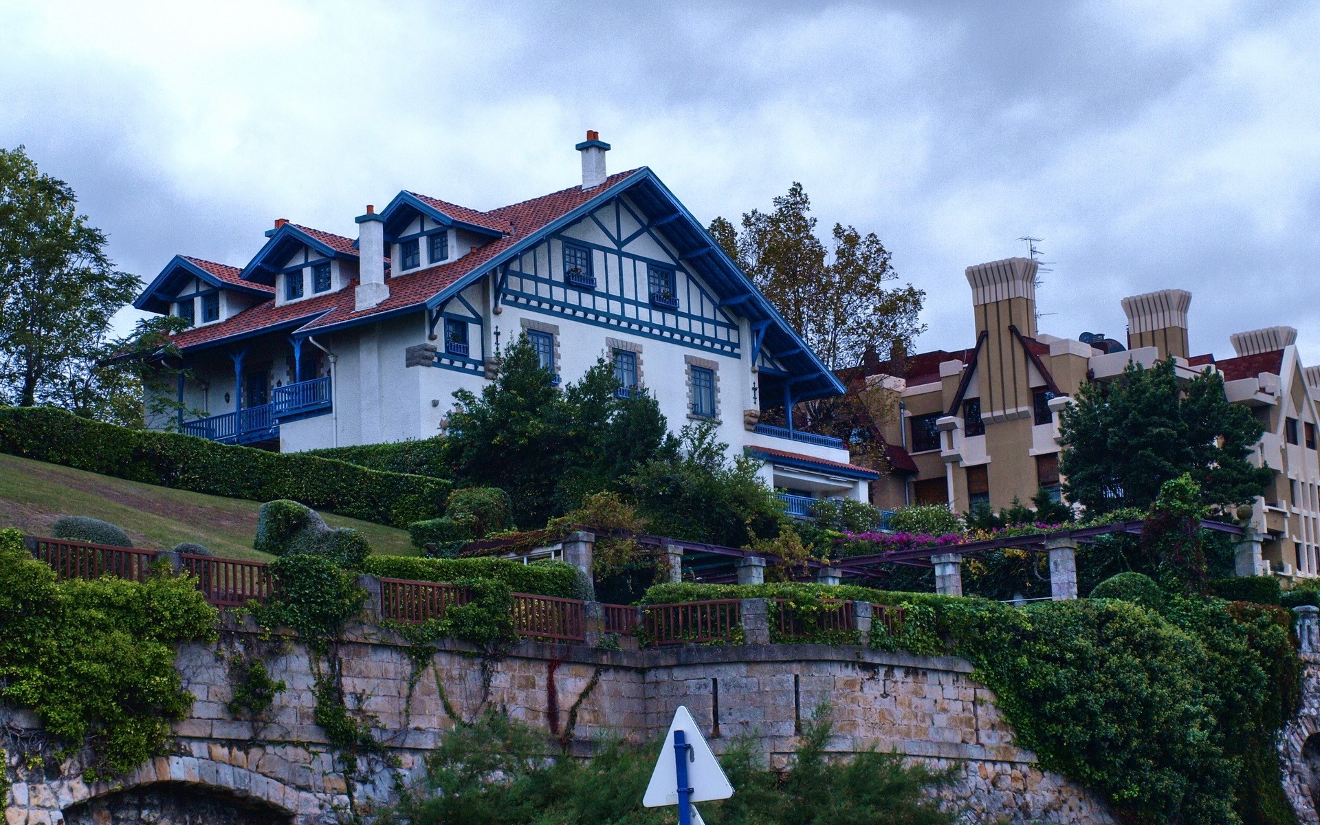 White house with blue trim and red roof in Spain HD Wallpaper