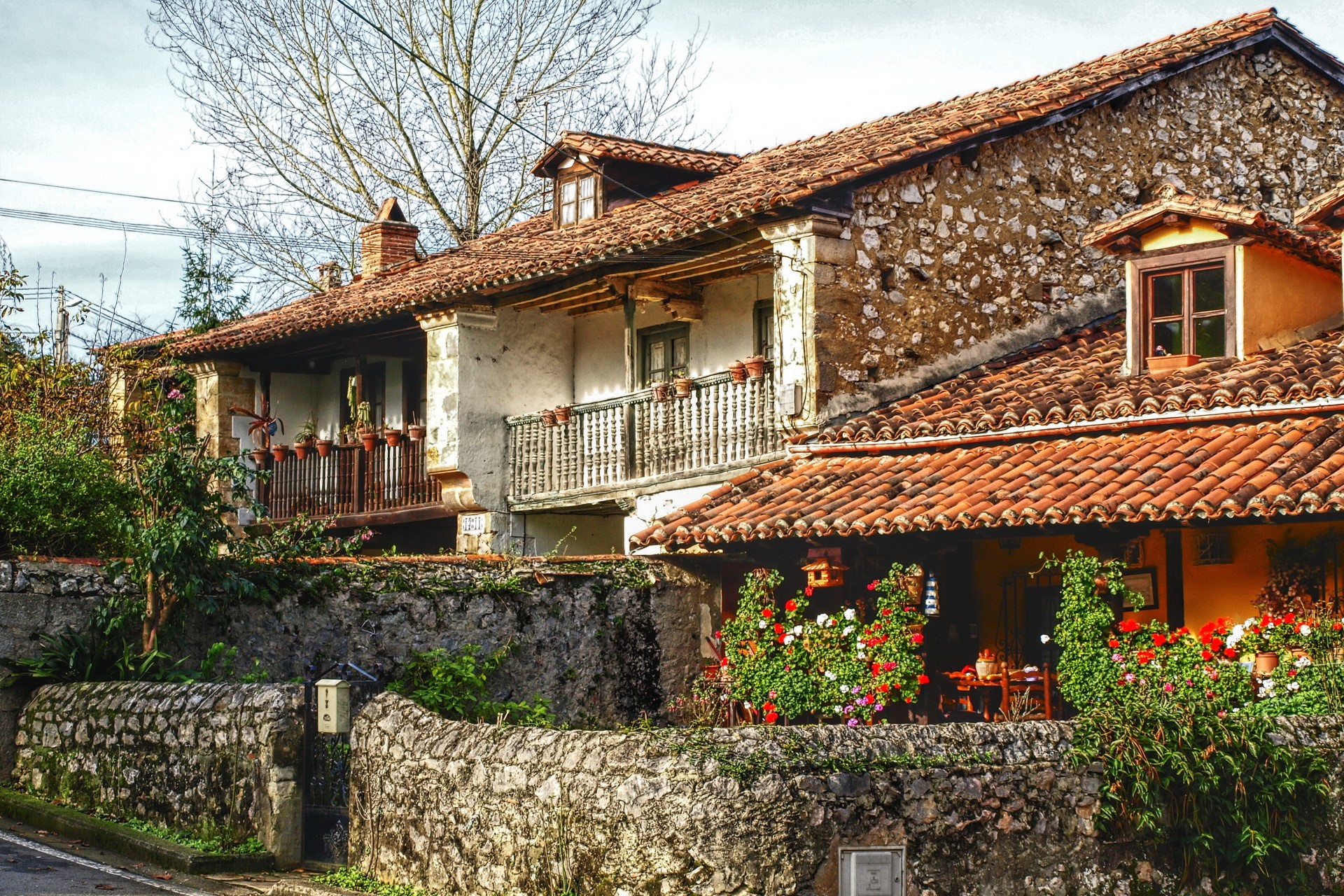 Traditional stone houses with tiled roofs in Spain HD Wallpaper