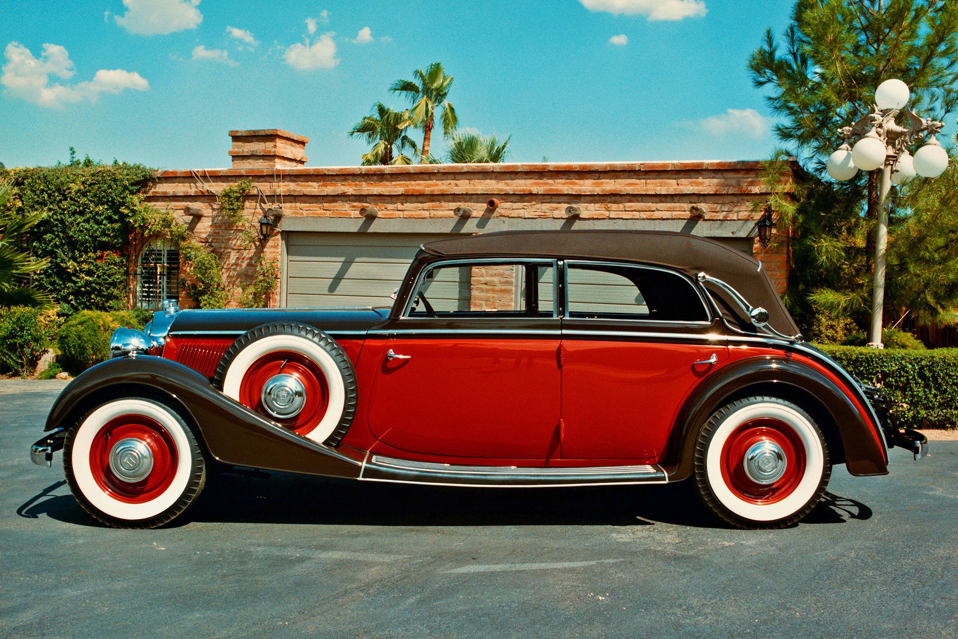 1939 Horch 830 BL Cabriolet parked in front of a building HD Wallpaper