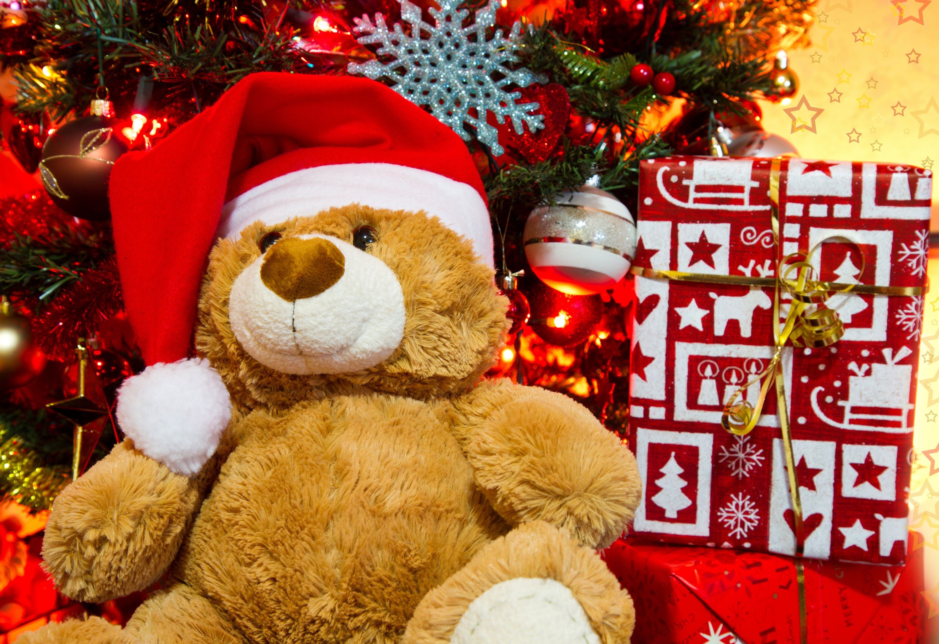 Teddy bear with Santa hat and Christmas gifts HD Wallpaper
