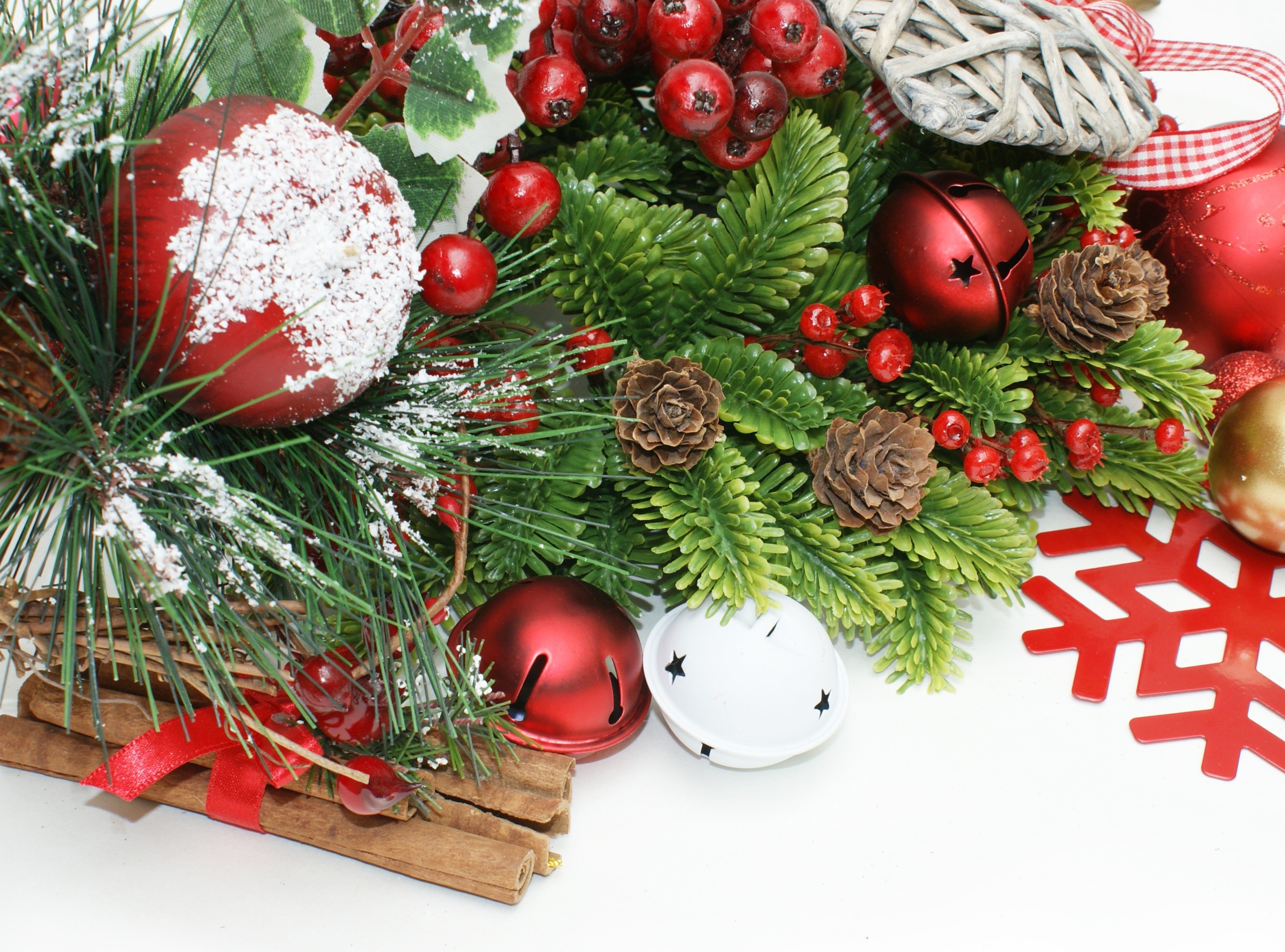Christmas Wreath with Ornaments and Cinnamon Sticks HD Wallpaper