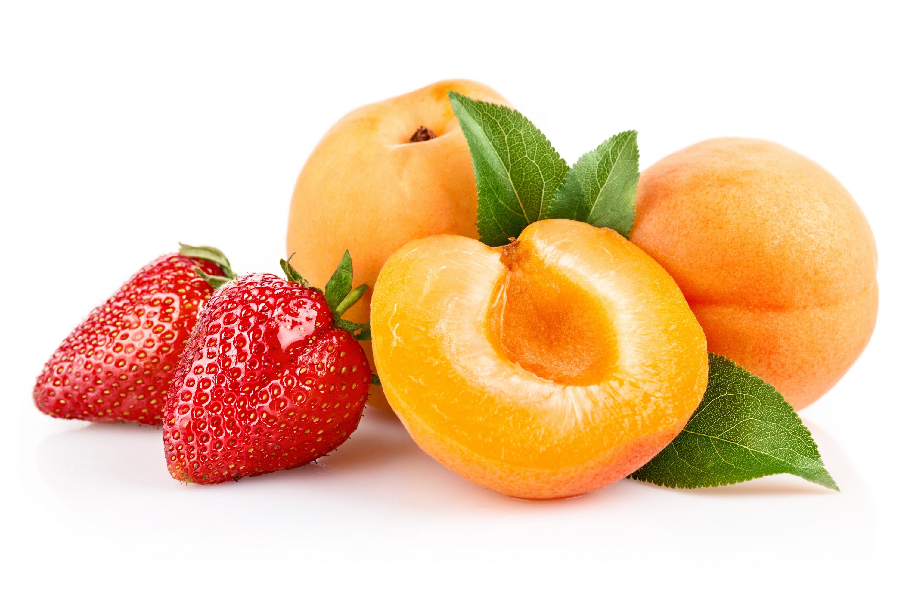 Strawberries and apricots with leaves HD Wallpaper