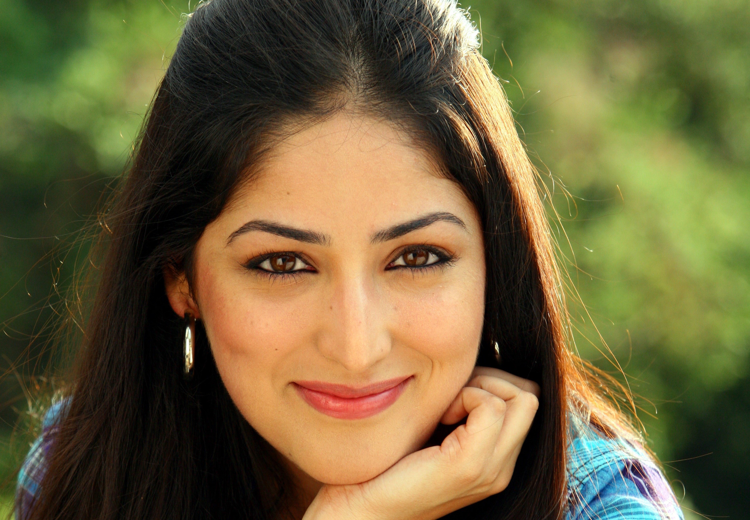 Yami Gautam portrait with hand on chin HD Wallpaper