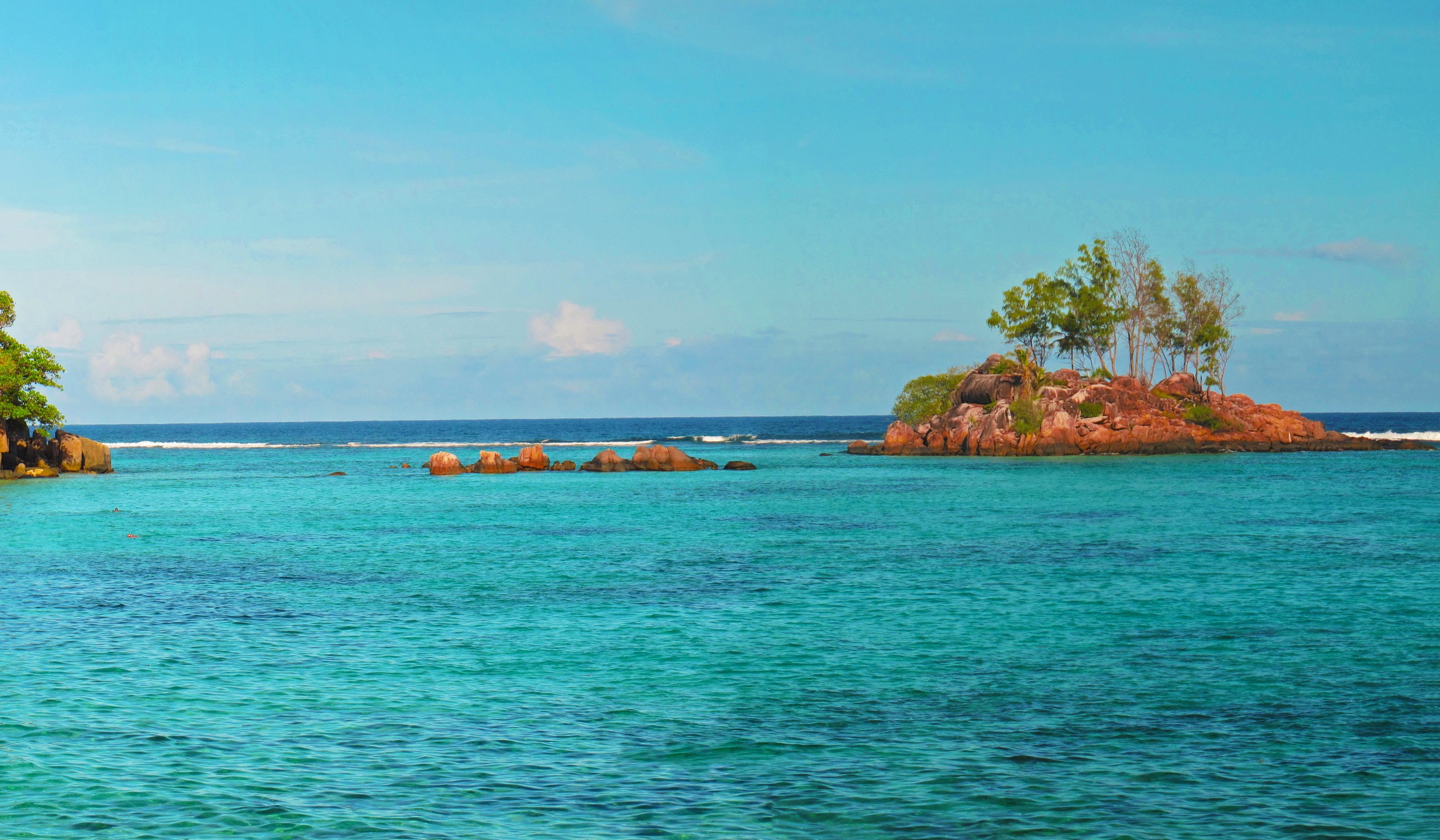 Tropical island with turquoise water and blue sky HD Wallpaper