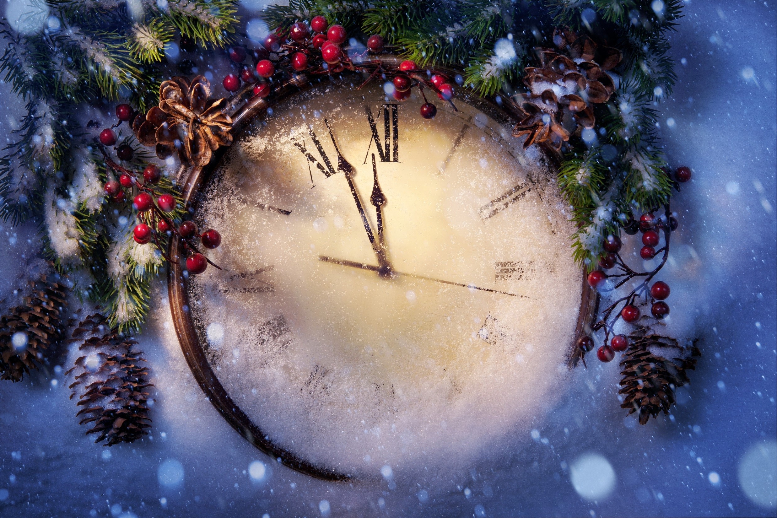 Christmas clock with pine cones and berries HD Wallpaper
