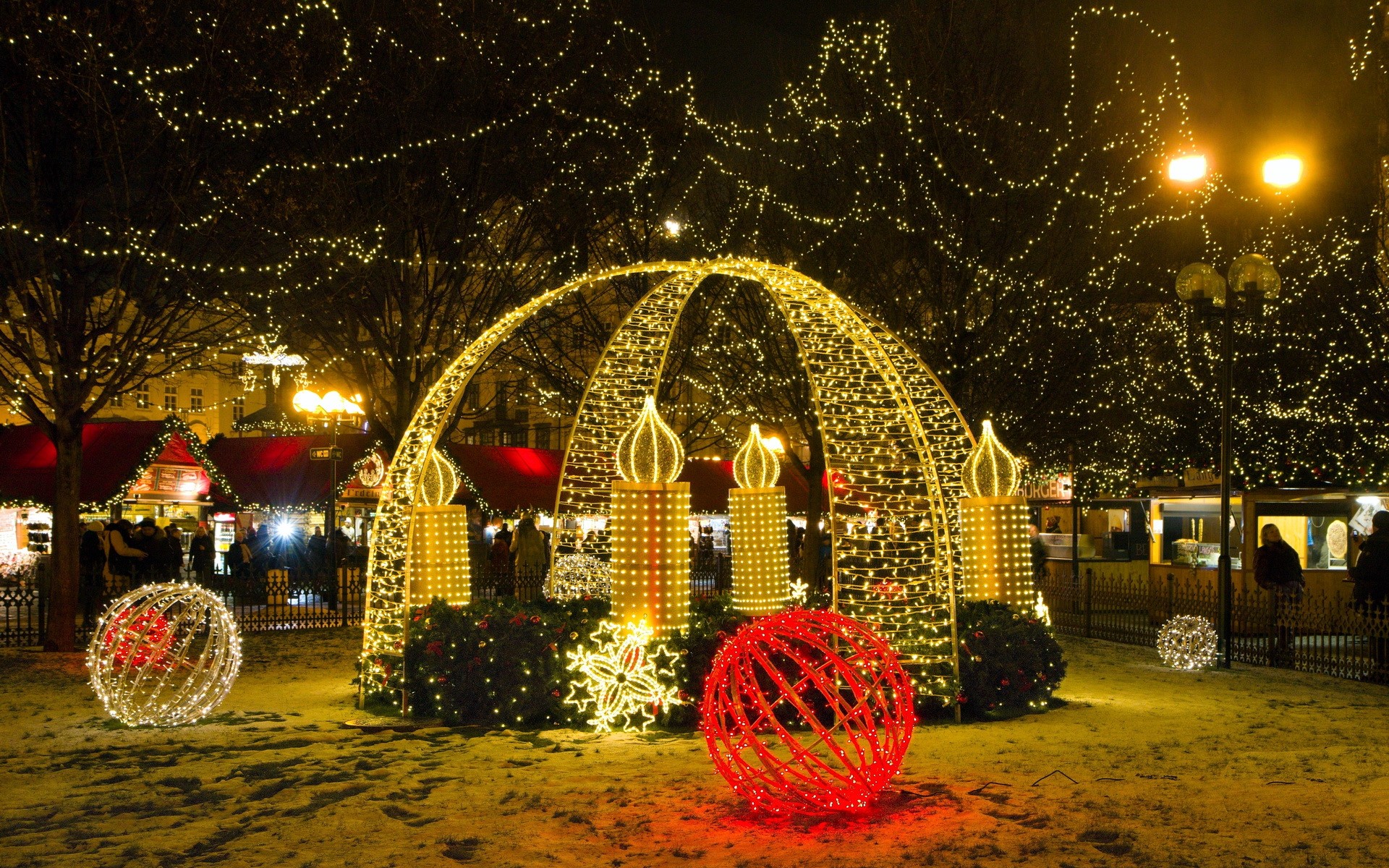 Christmas market with candle decorations and lights HD Wallpaper