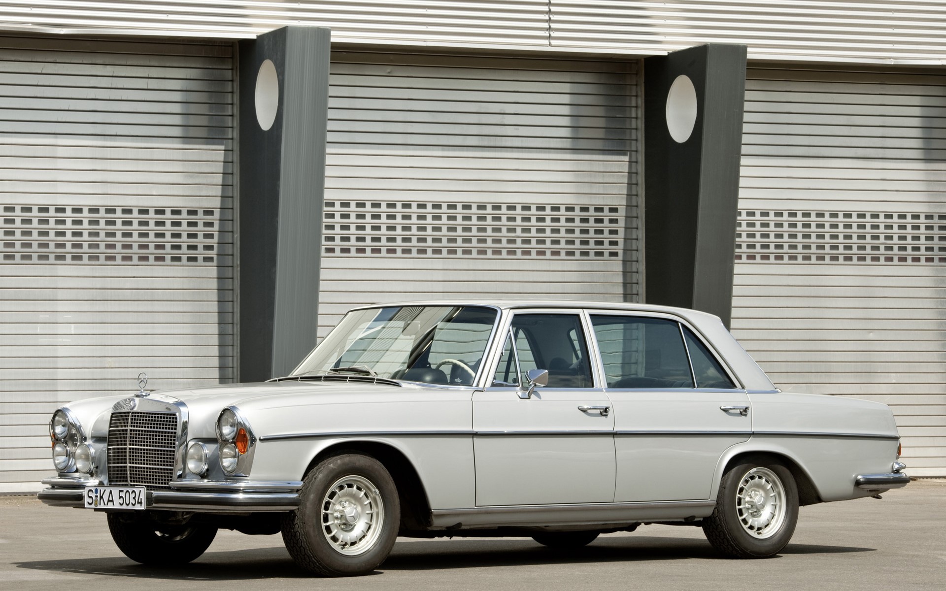 Silver Mercedes-Benz W108 sedan parked in front of a building HD Wallpaper