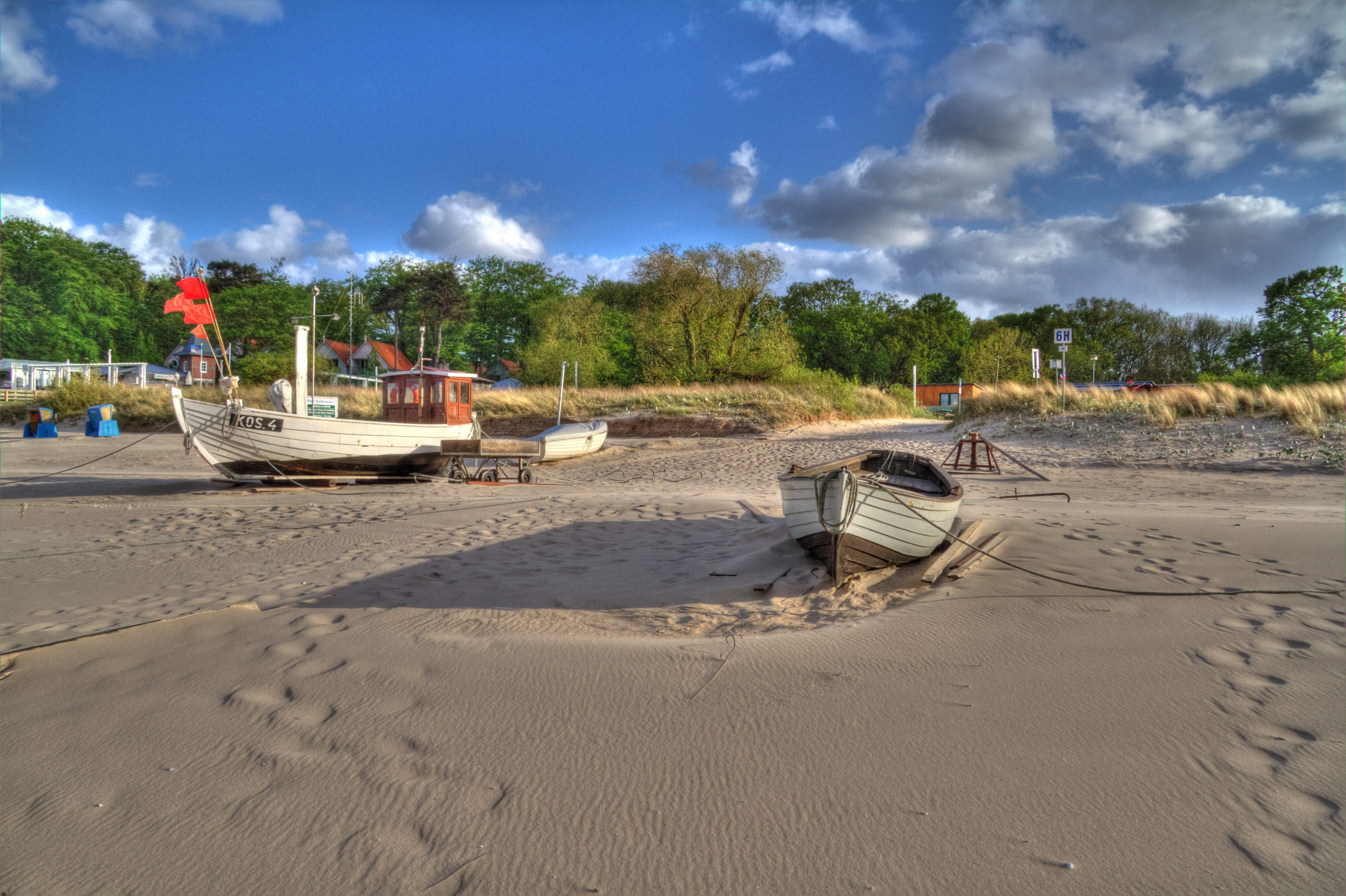 Boats on a sandy beach in Germany HD Wallpaper