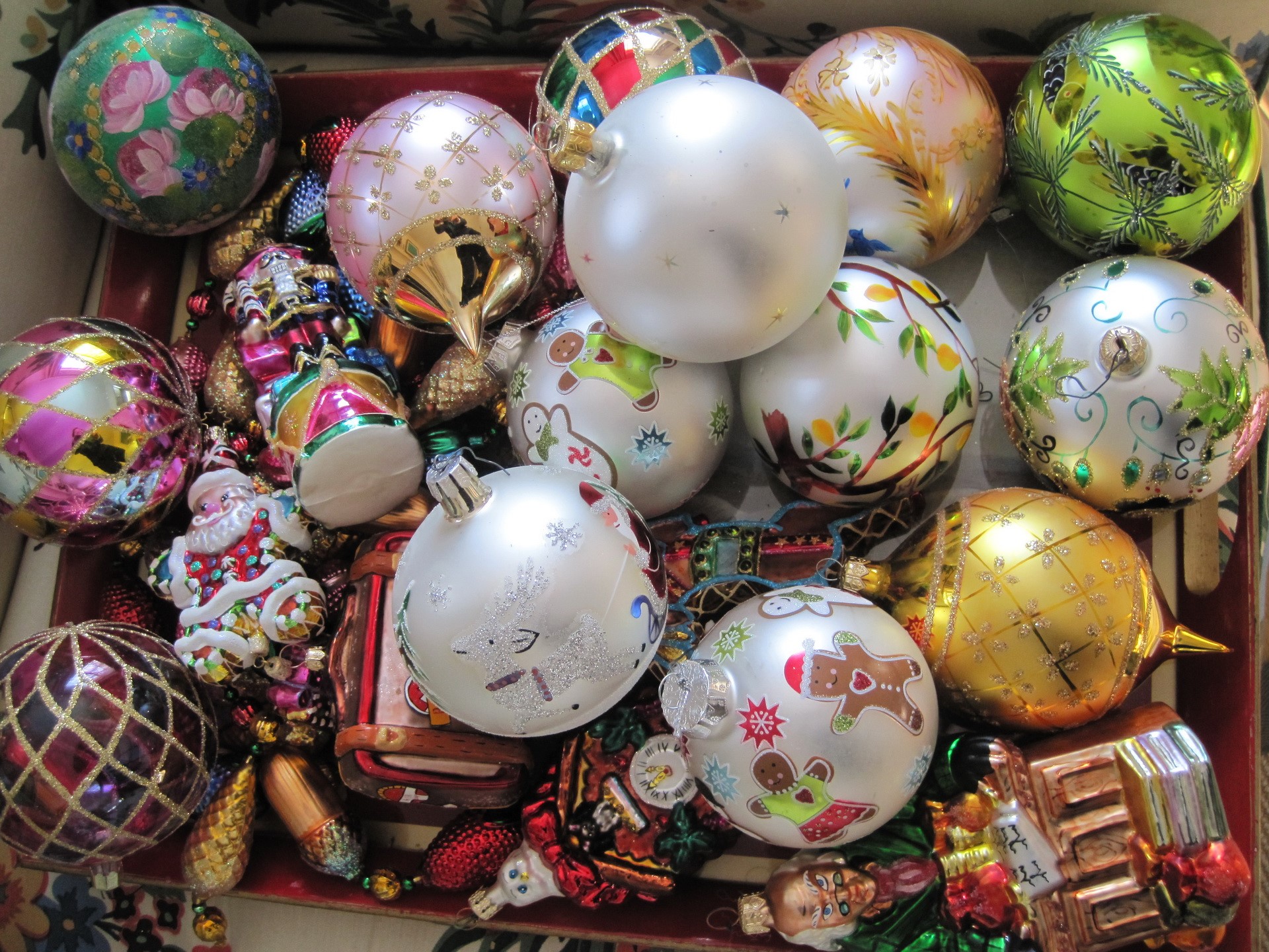Christmas ornaments in a tray HD Wallpaper