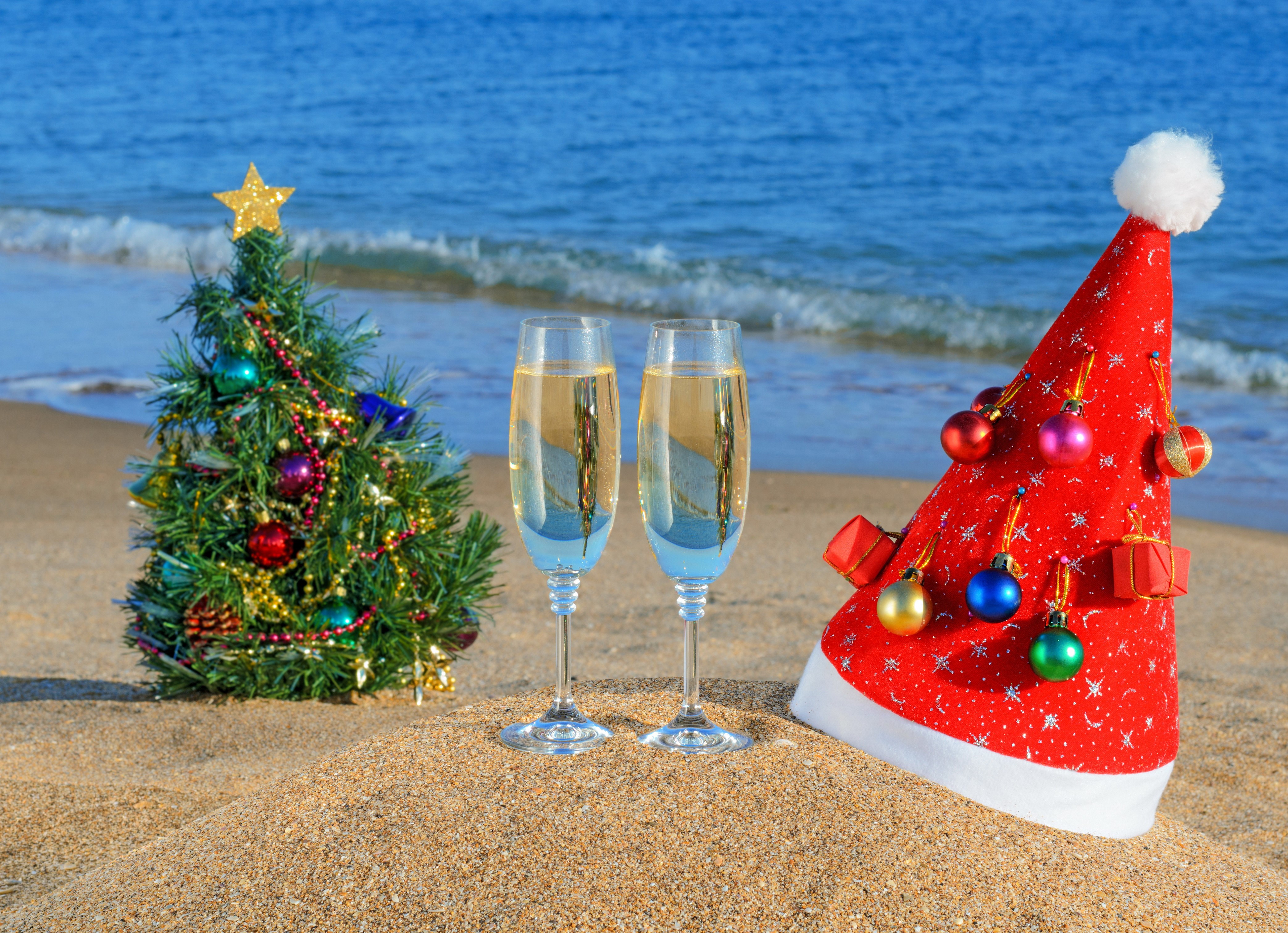 Christmas tree and champagne on the beach HD Wallpaper