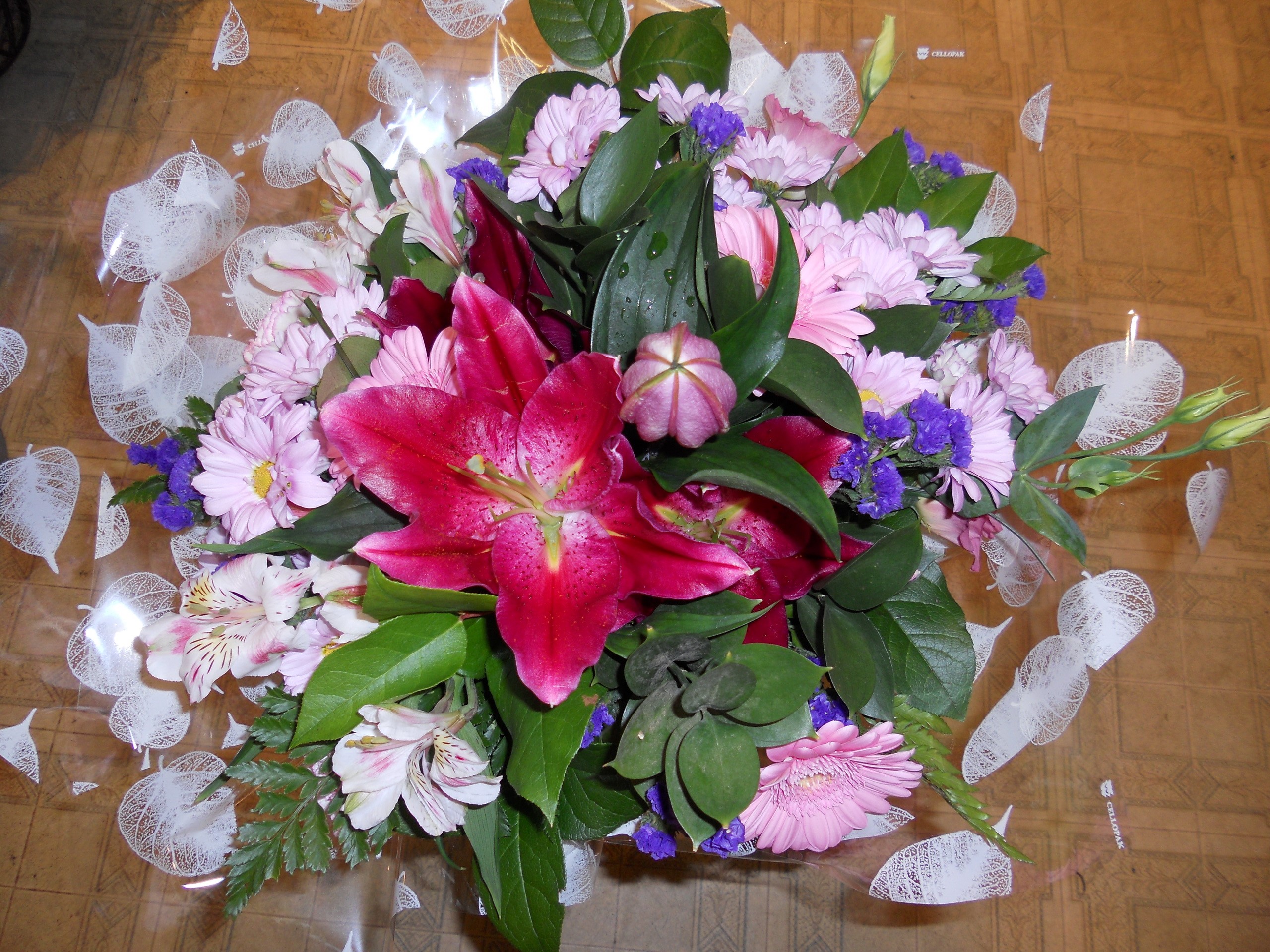 Bouquet of pink and red lilies and daisies HD Wallpaper