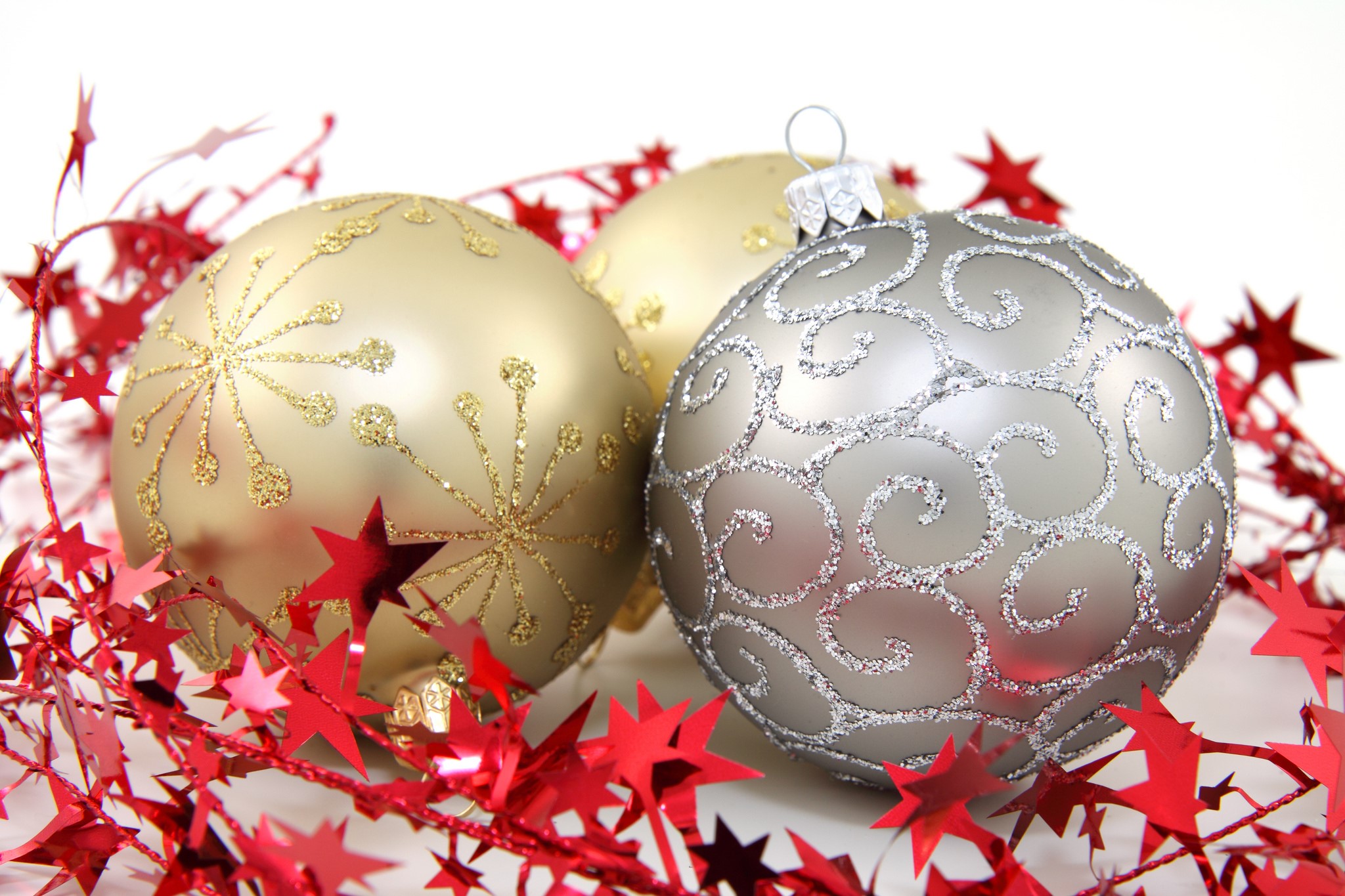 Christmas ornaments with red star garland HD Wallpaper