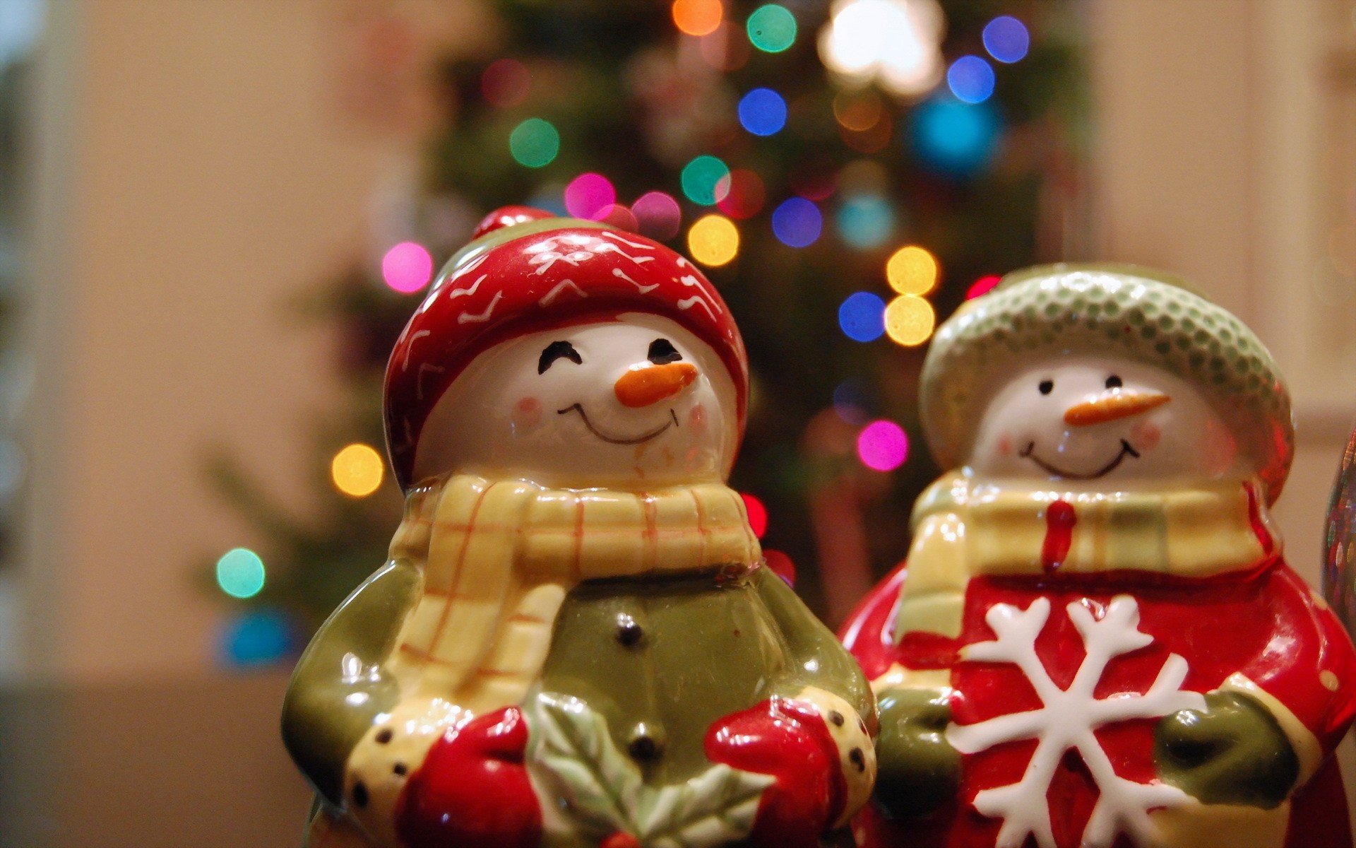 Two snowmen figurines in front of a Christmas tree HD Wallpaper