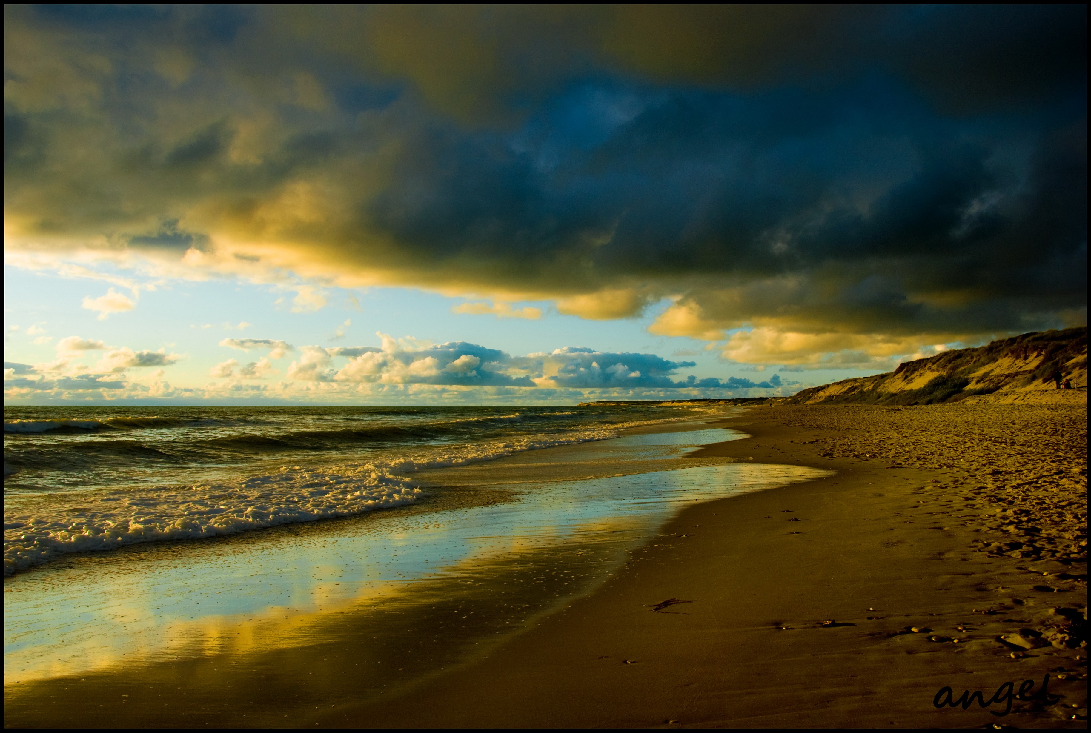 Beach with dramatic clouds and ocean waves HD Wallpaper